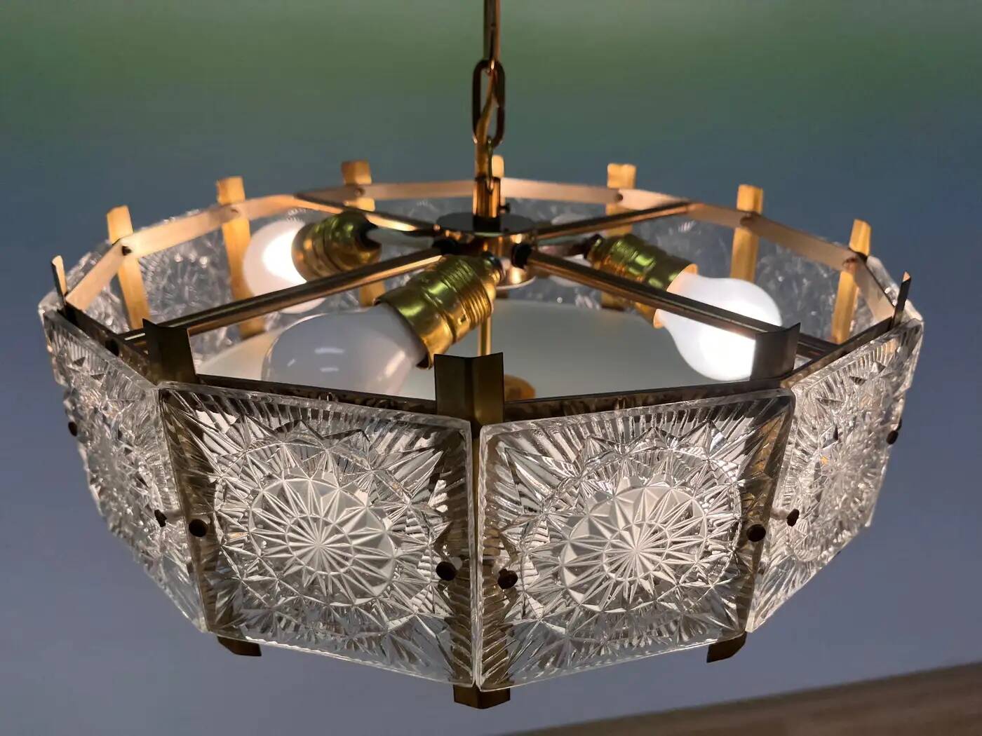 Lustre en verre et laiton de style mid-century, signé Jaroslav Bejvl, Kamenicky Senov, années 1970