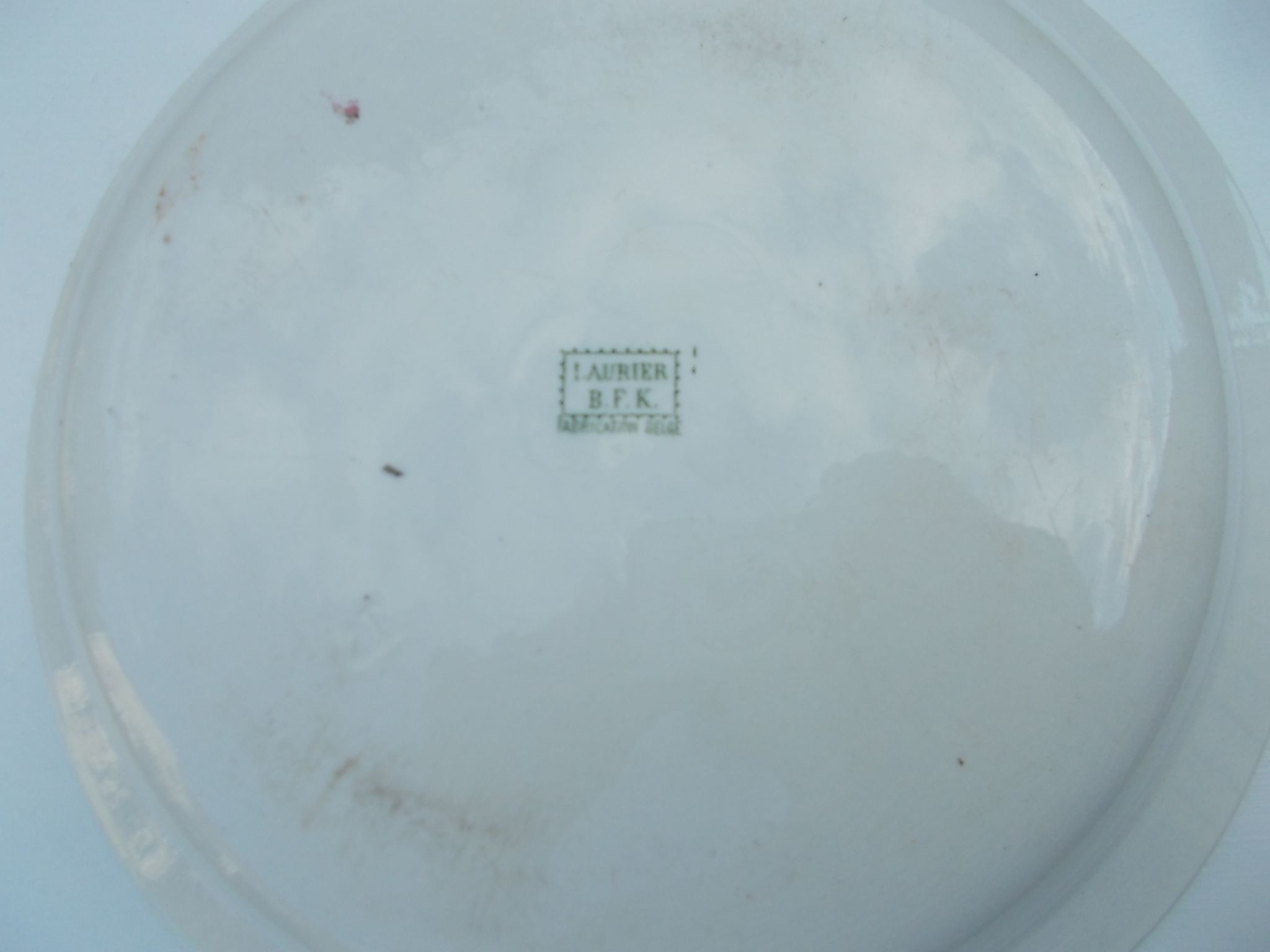 Plat creux diam 27 cm faience b.f.k  modèle lauriers