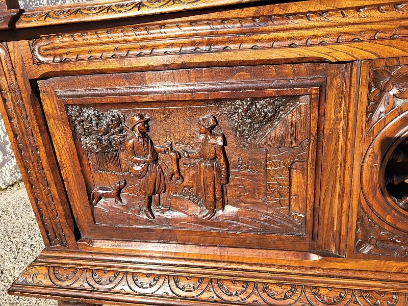 Breton chest bench hunting scene in chene