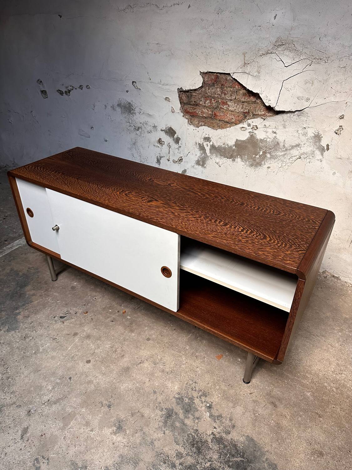 Buffet vintage Pastoe – Placage wengé et portes coulissantes blanches
