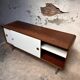 Buffet vintage Pastoe – Placage wengé et portes coulissantes blanches