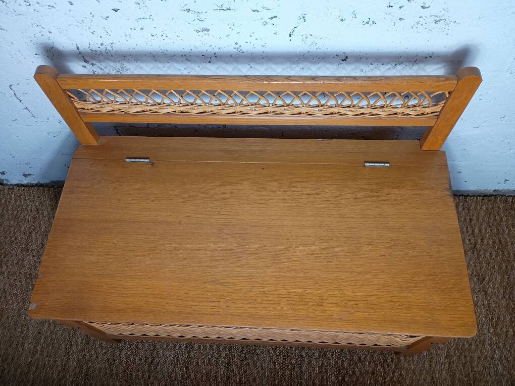 Coffre à jouets, banc en bois et rotin, années 60