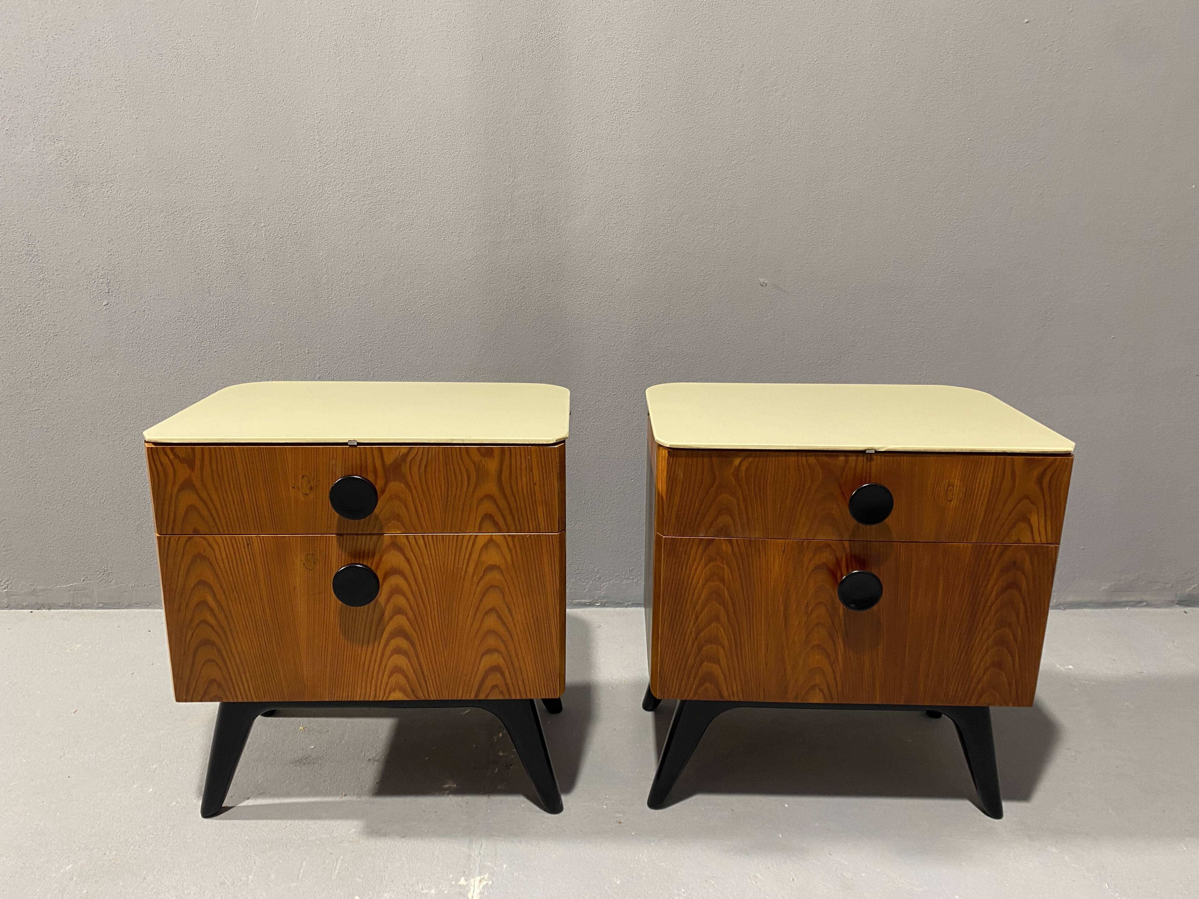 Tables de nuit entièrement restaurées par Jindřich Halabala pour ÚP Závody, années 1950, Tchécoslovaquie