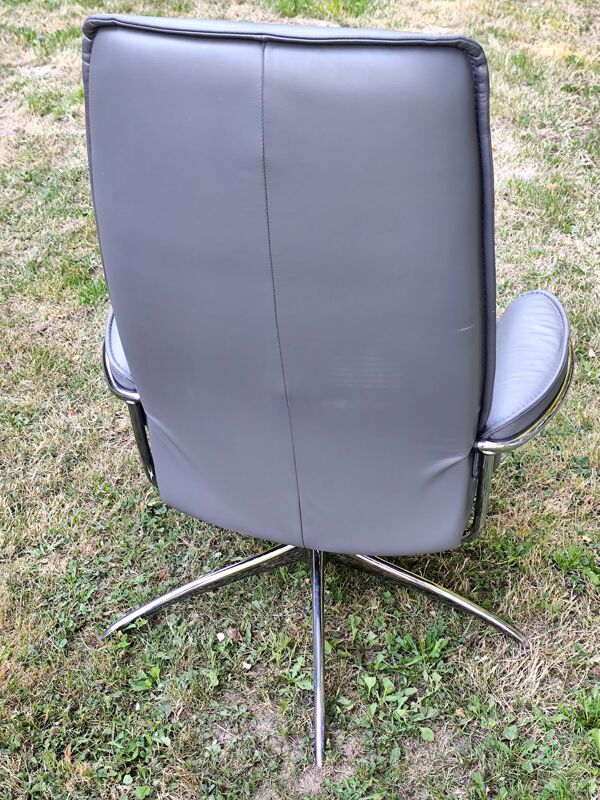 Fauteuil stressless modèle city avec repose pieds pouf gris