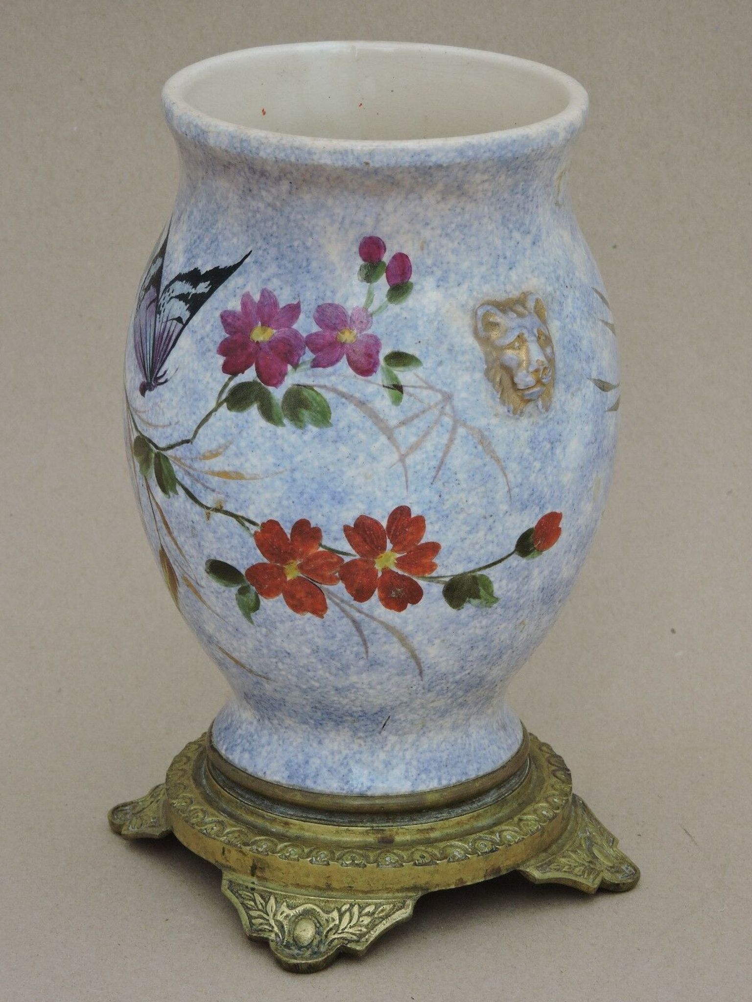 Vase en faïence décor papillon