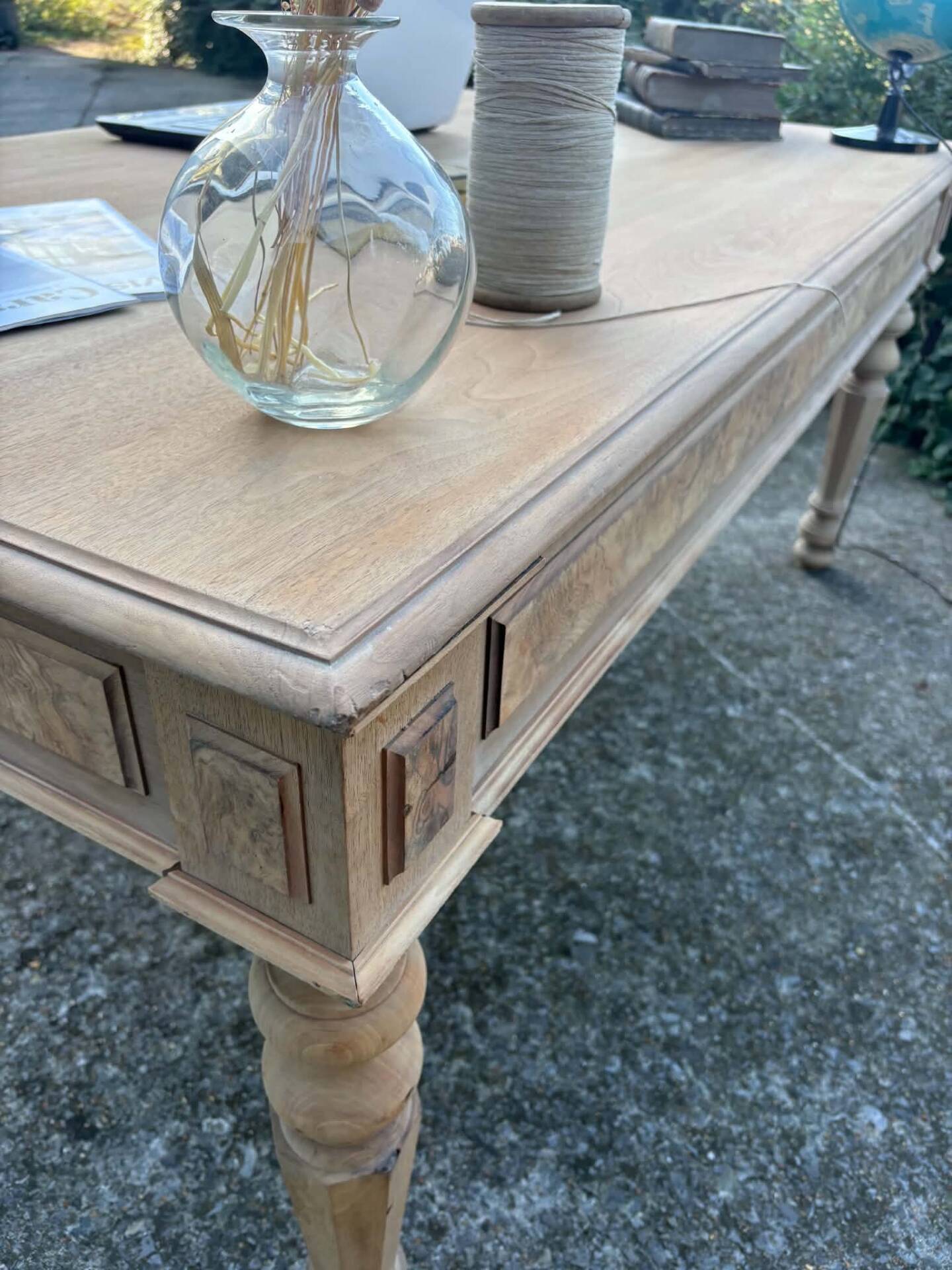 Grand bureau ancien en bois brut