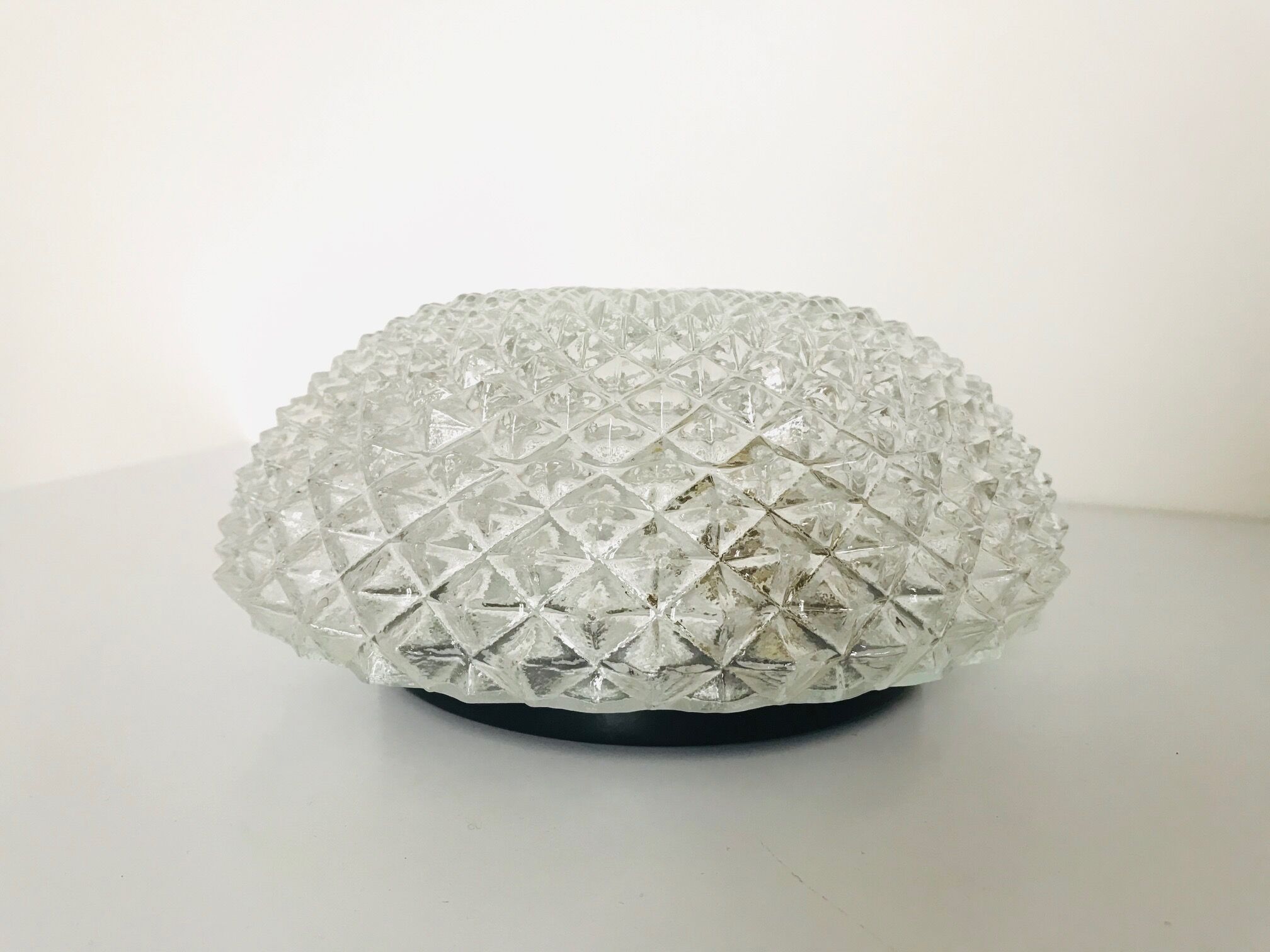 Round chiselled glass ceiling