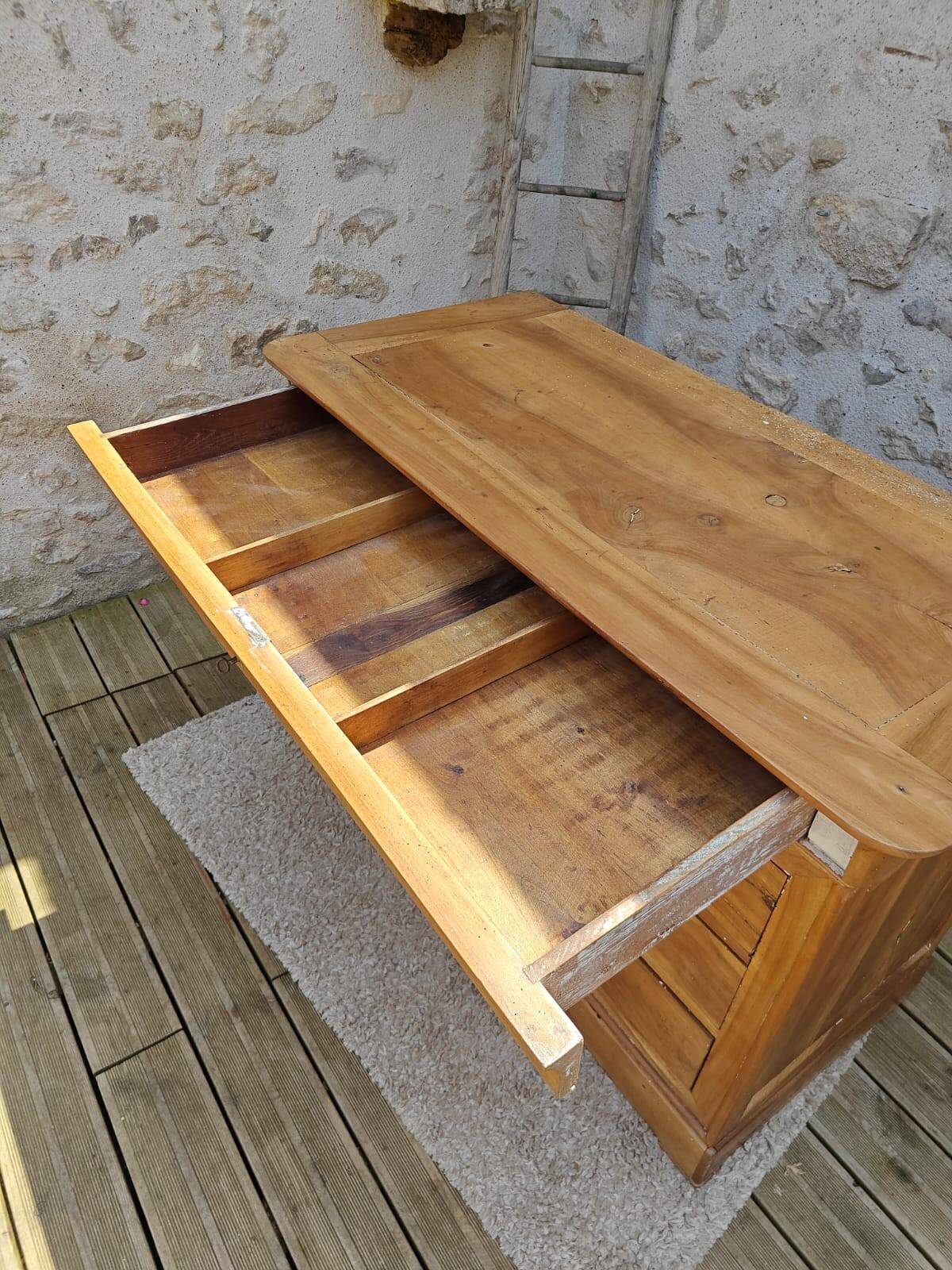Walnut chest of drawers