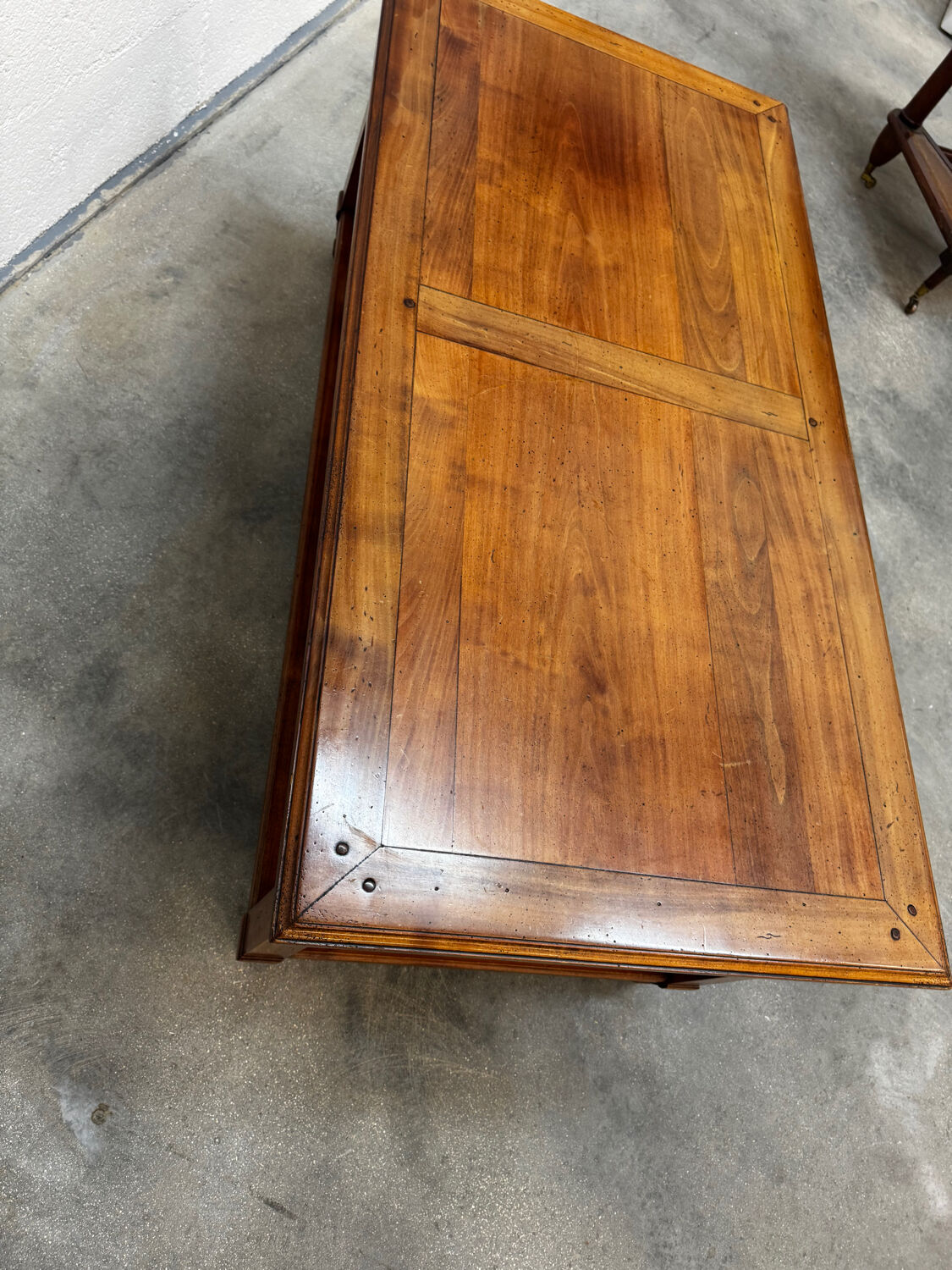 Coffee table with 2 drawers in solid wood.