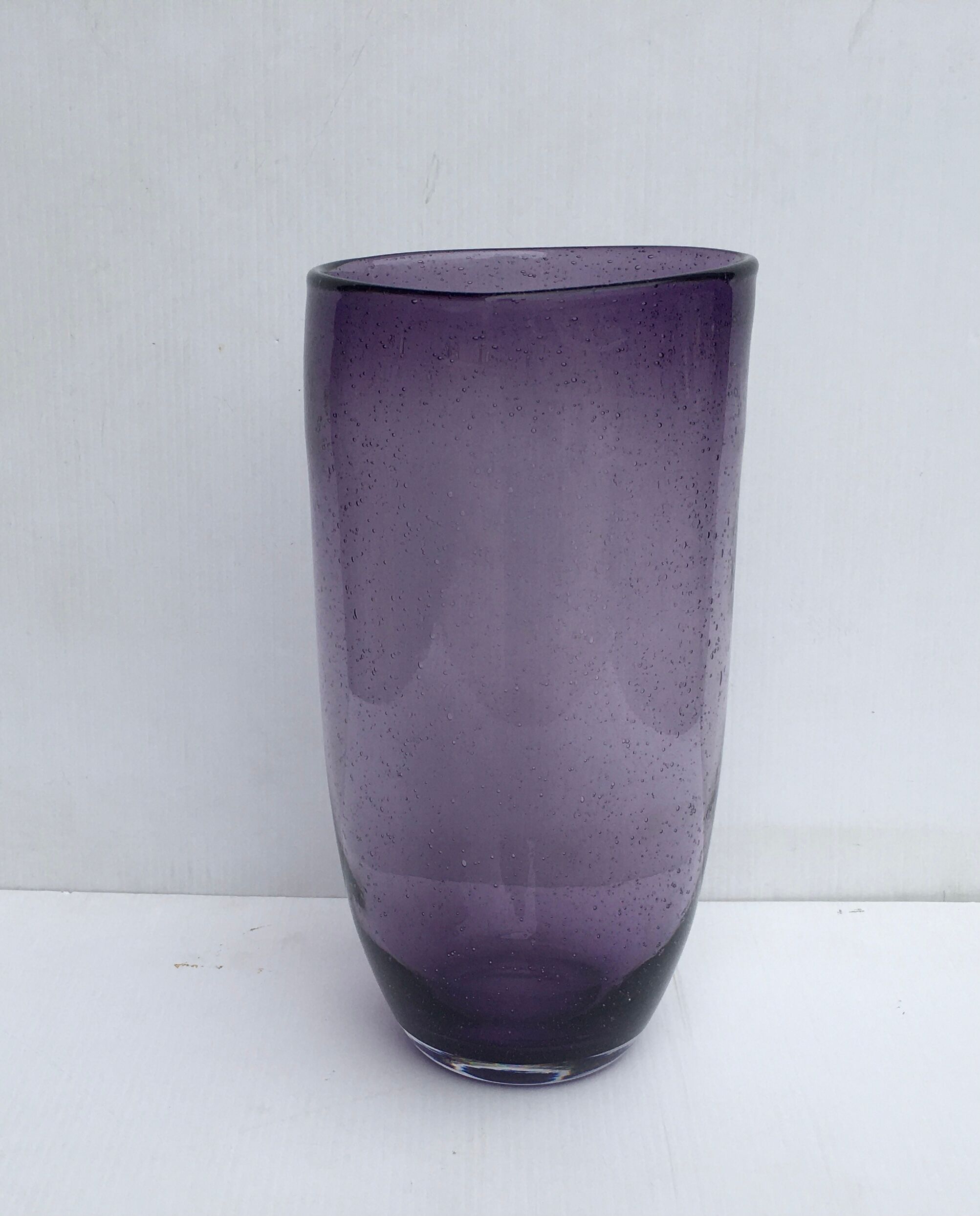 Vase en verre bullé soufflé violet