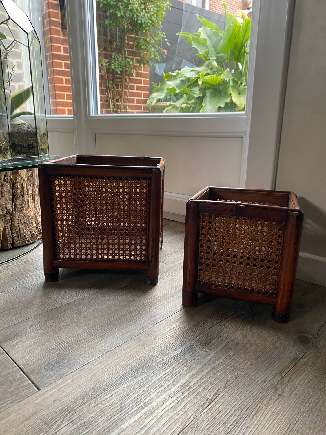 Caches-pots vintage en bois et cannage
