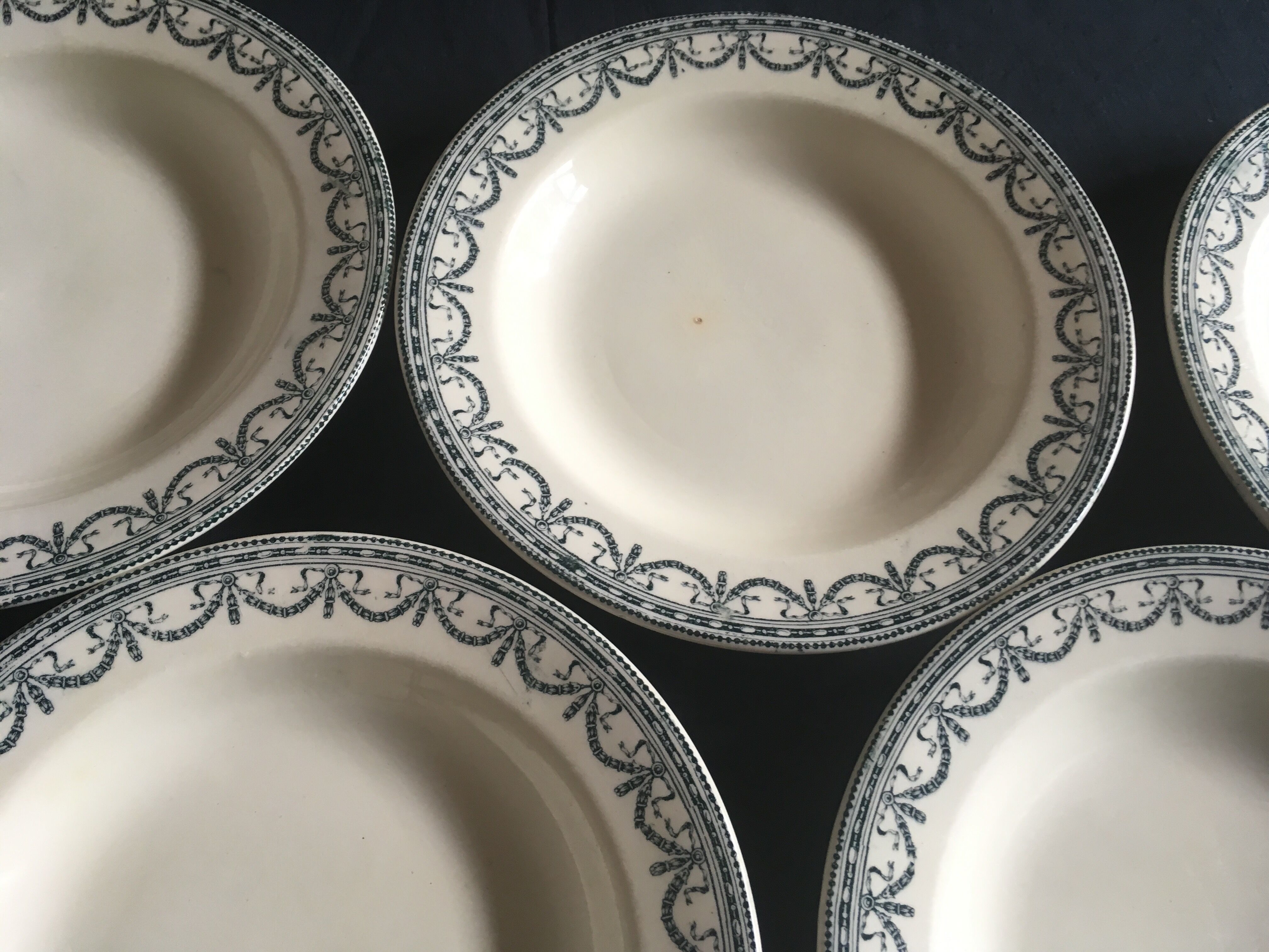 Set de 9 et 6 assiettes en faïence terre de fer de Salins début 20e décor gris vert
