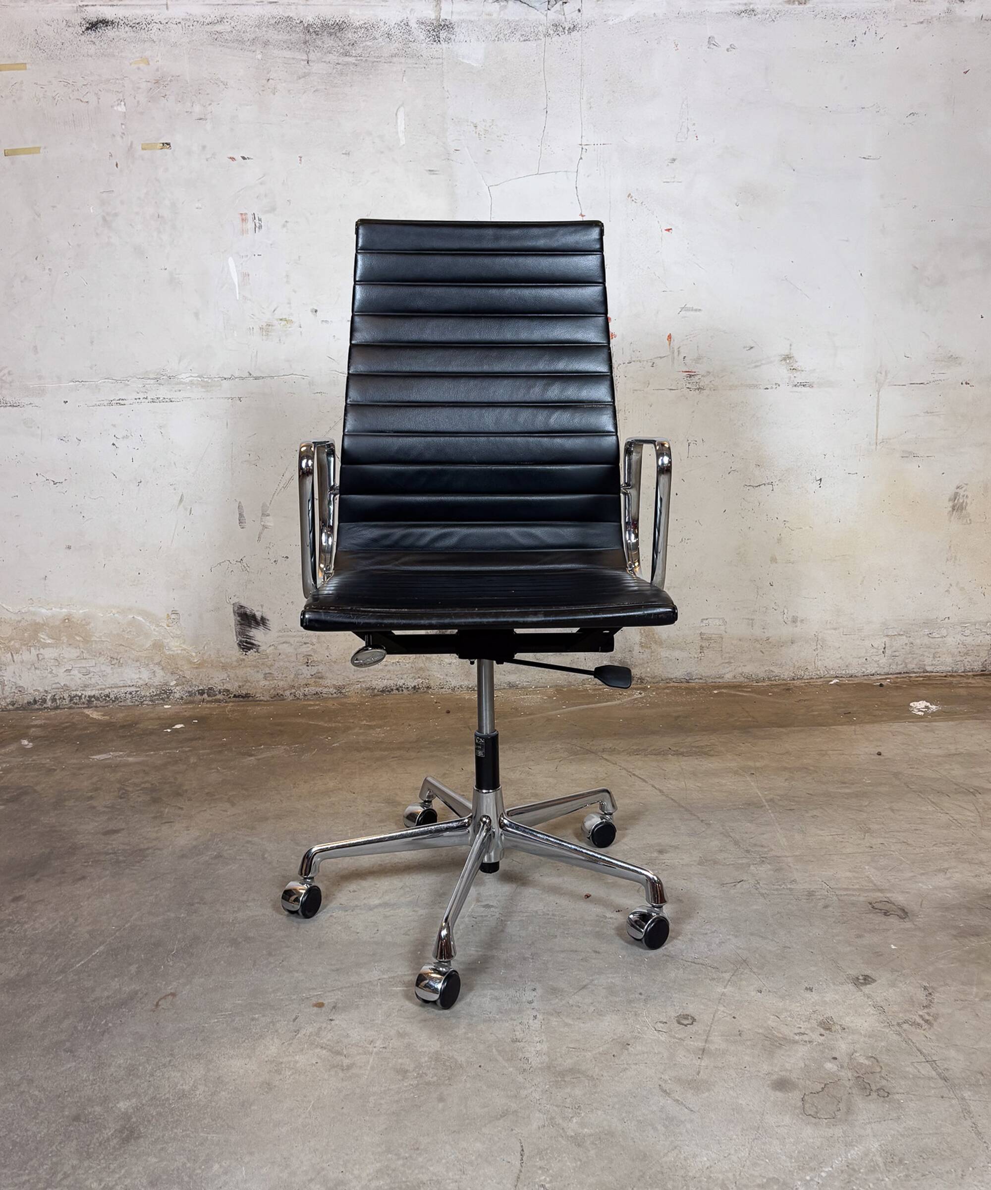 Vitra EA 119 Charles & Ray Eames, cuir et aluminium – noir – chaise de bure