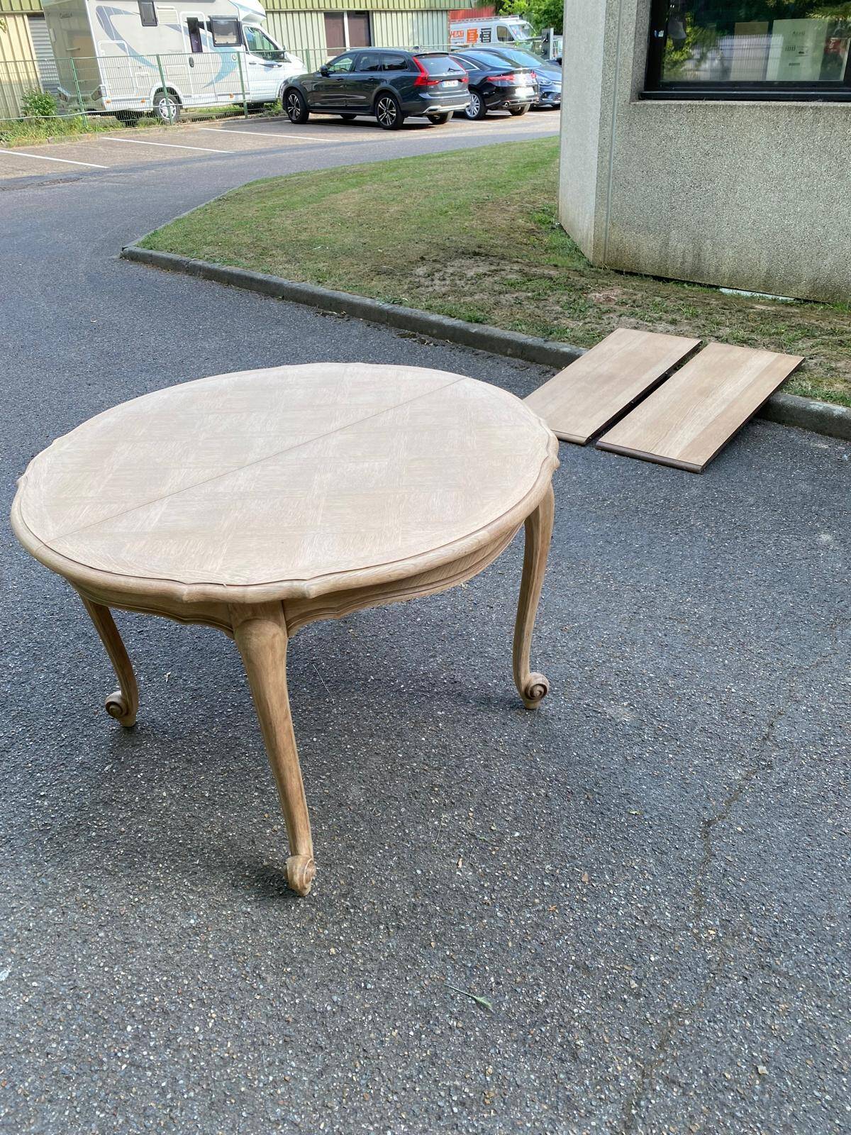 Extendable round Louis XV dining table, renovated in raw wood, 20th century, 200cm