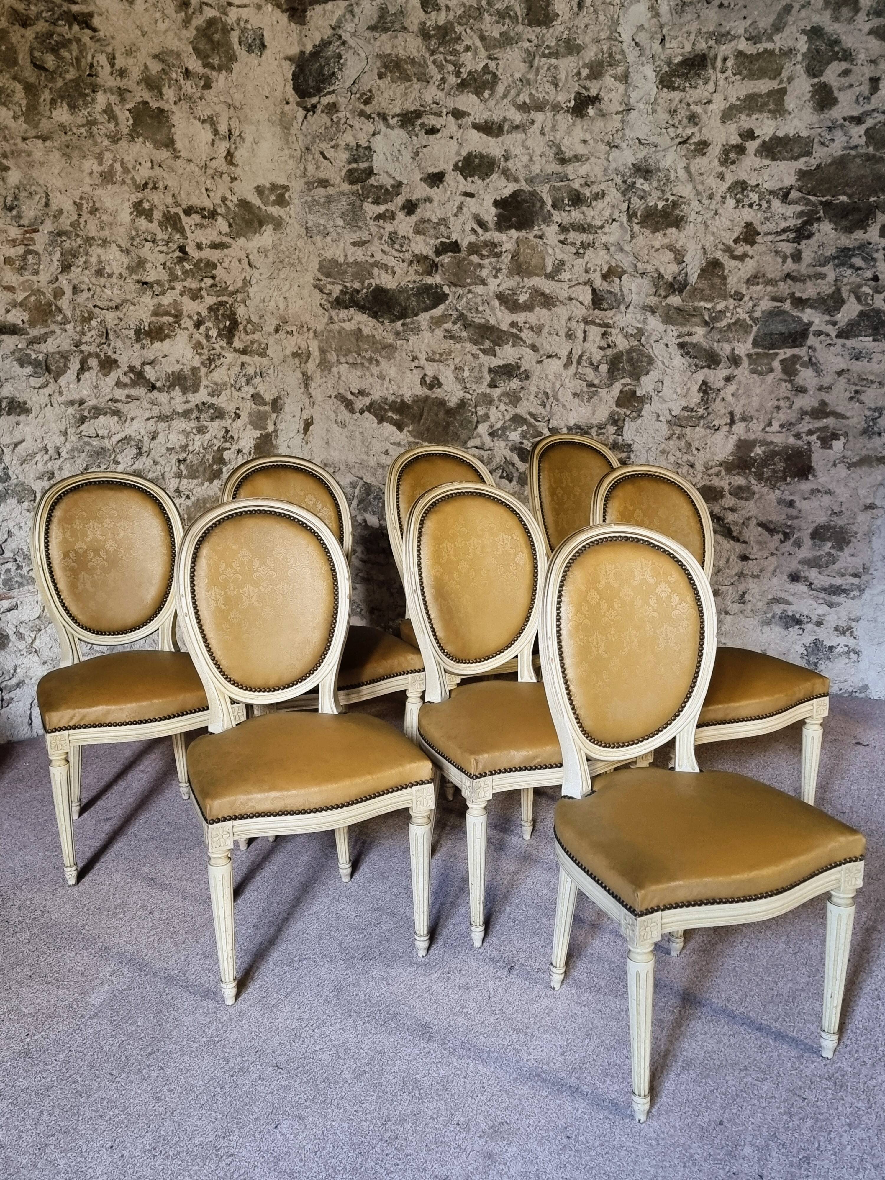 Chaises de salle à manger Louis XVI vintage – Ensemble de 8 chaises françaises sculptées en bois avec revêtement en simili cuir damassé caramel, années 1920/1930