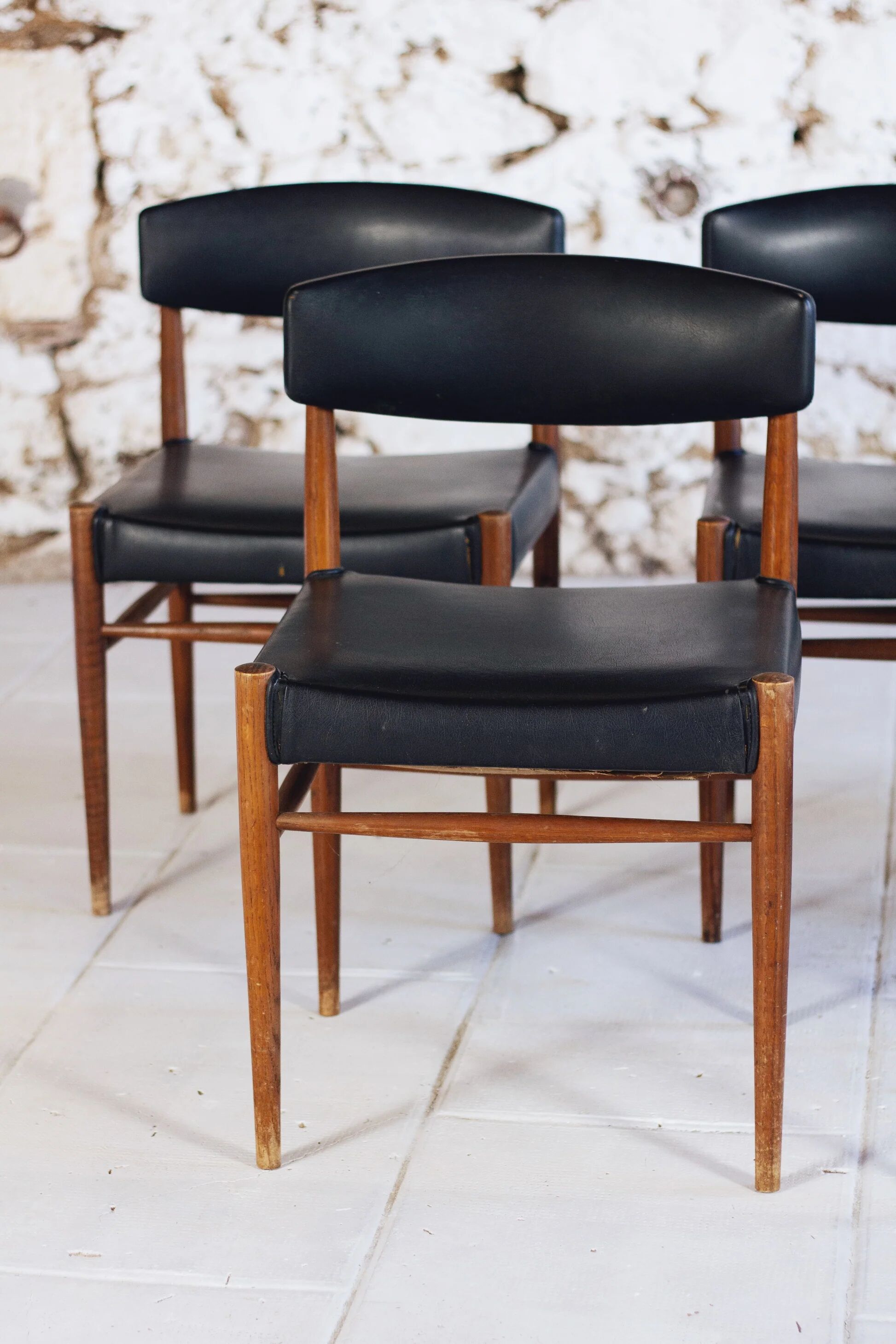Set of 5 Scandinavian chairs in teak and faux leather, 1960.