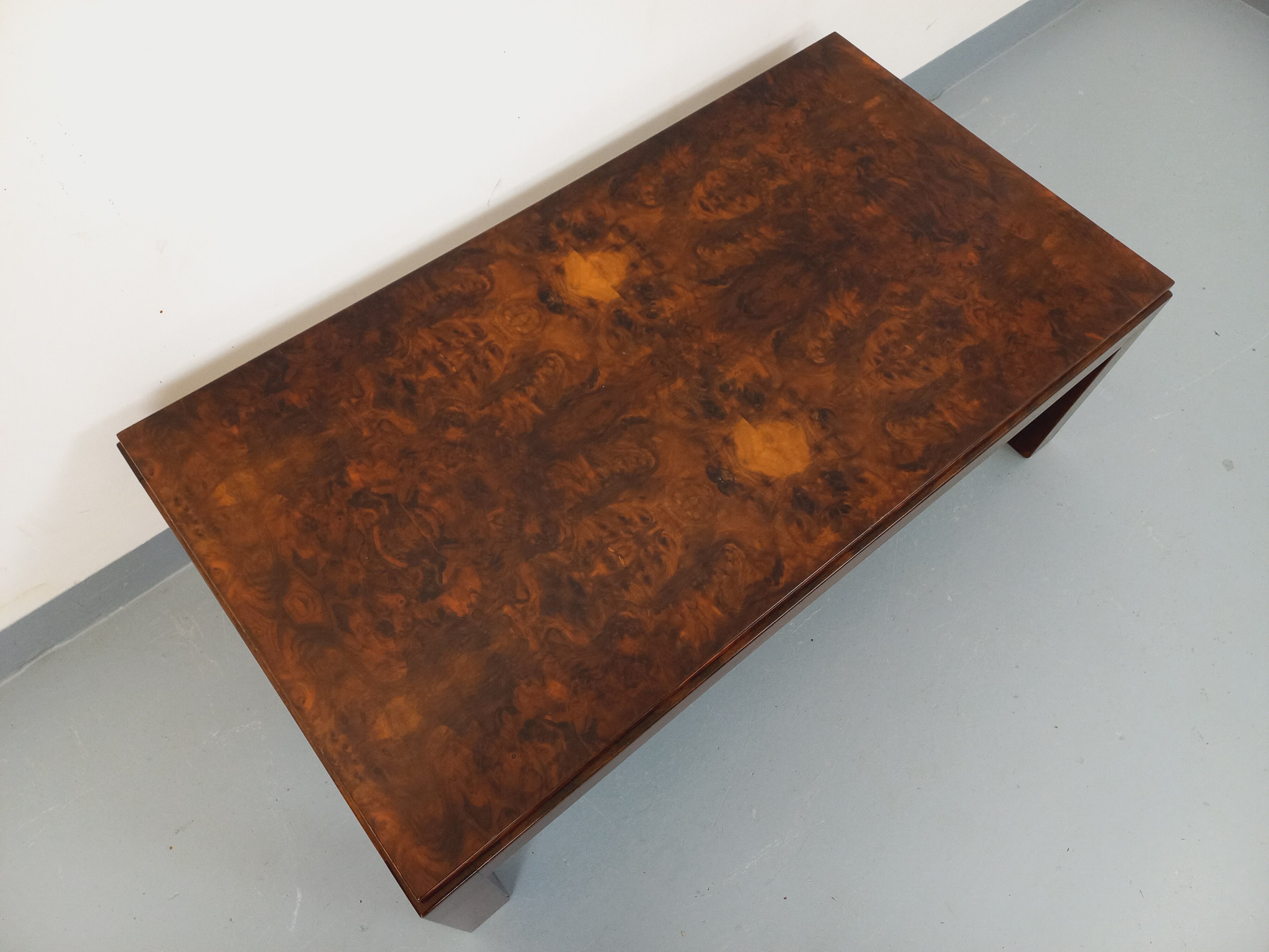 Table basse rectangulaire vintage en orme et loupe d’orme des années 70