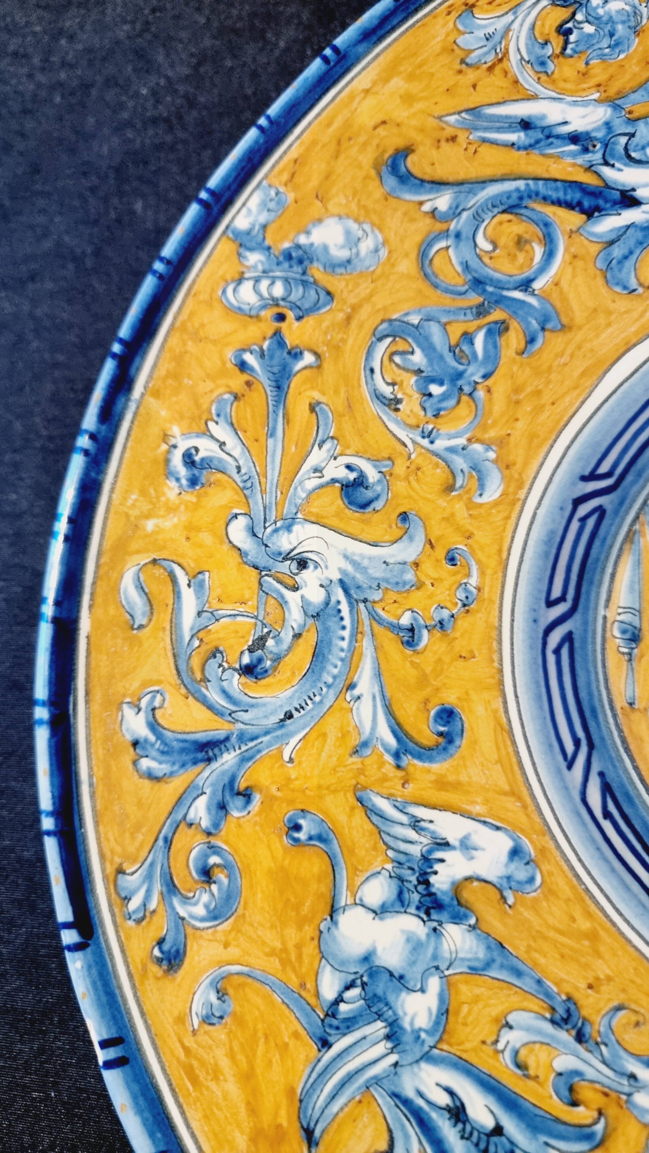 Large grotesque plate (Urbino/Castelli style), made in Italy, pei