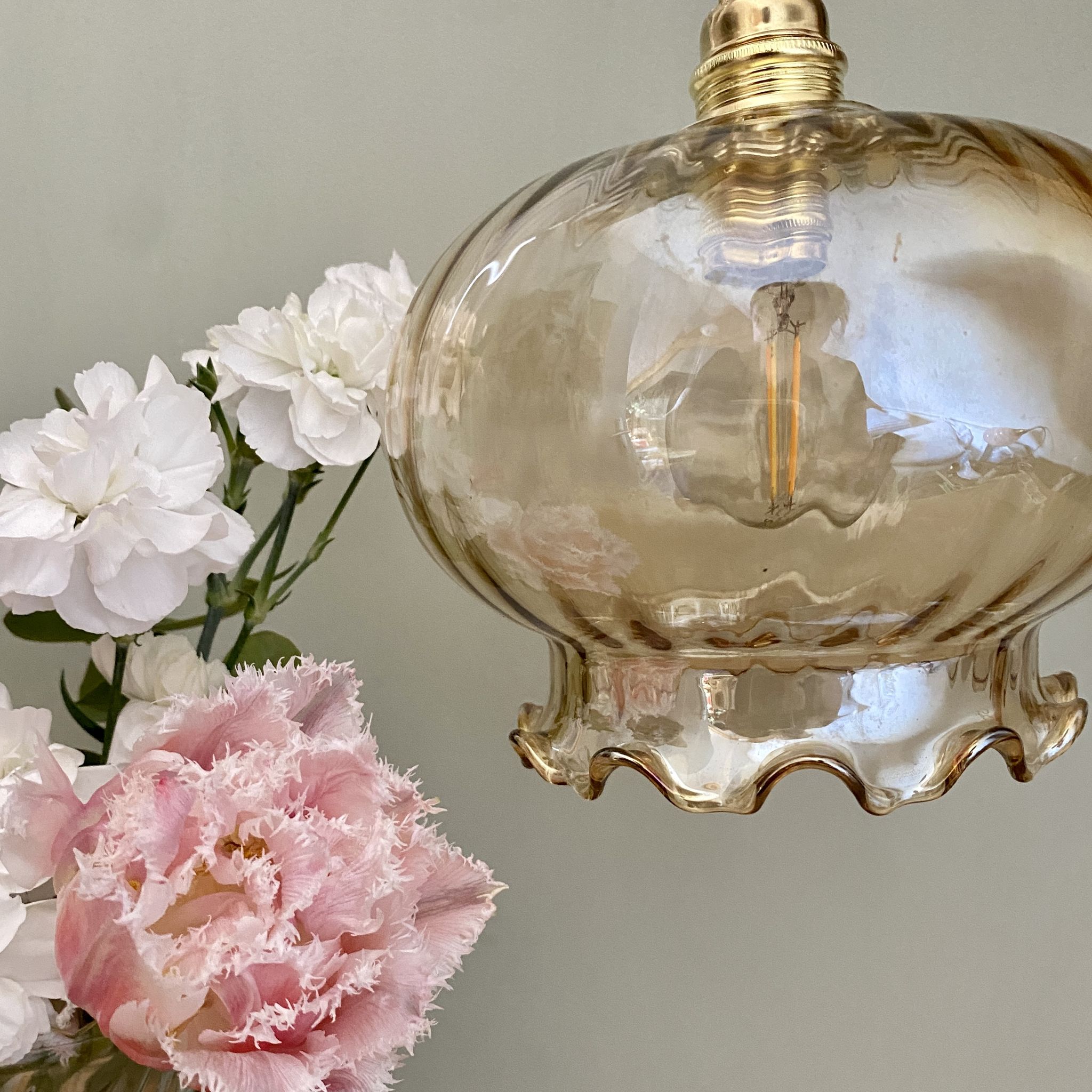 Suspension globe vintage en verre ambré