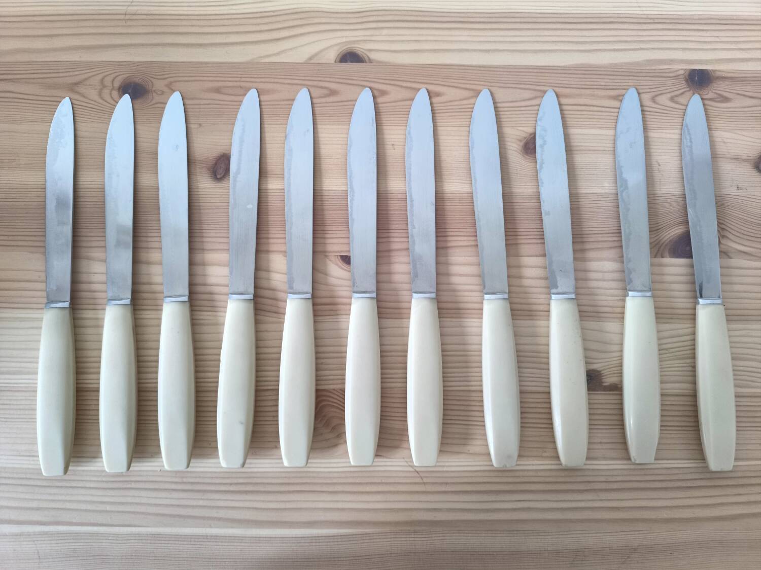 Set of 11 bakelite and stainless steel knives