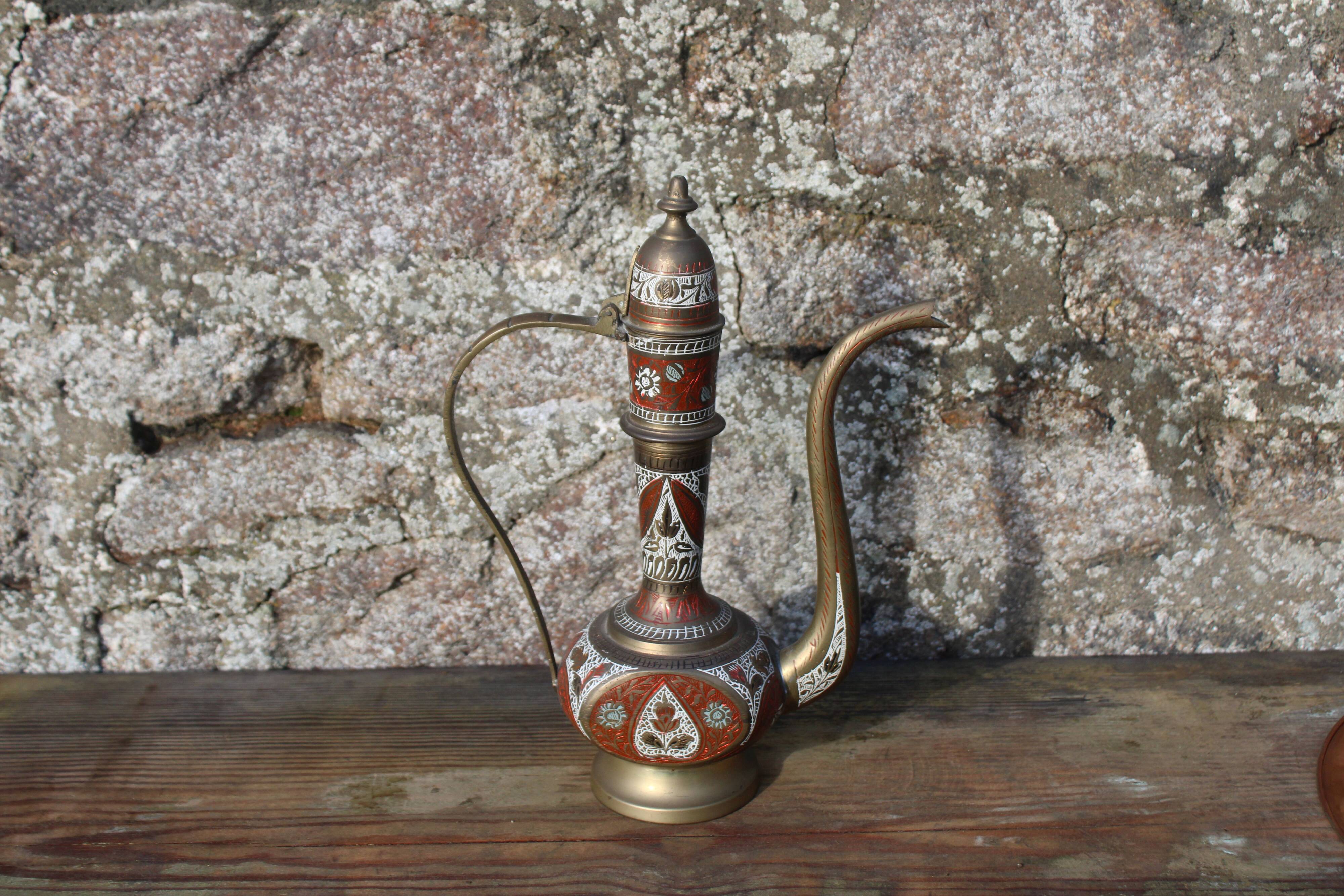 Verseuse orientale en laiton gravé – H29 cm x L22 cm x P7 cm