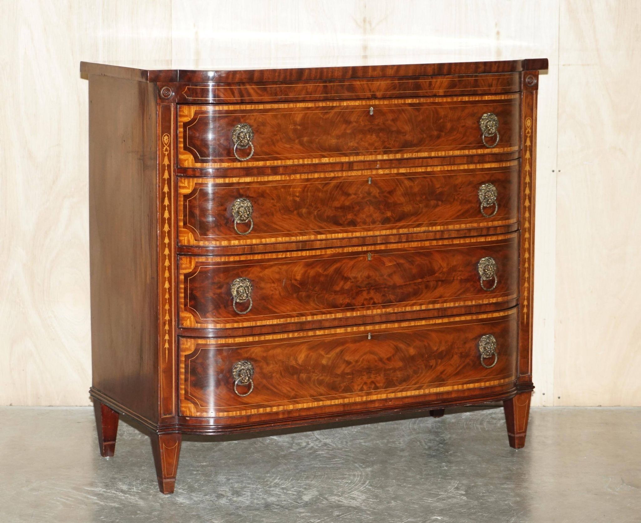 Commode Sheraton avec poignées tête de lion, 1859