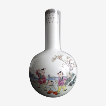 Vase balustre Chinois aux enfants jouant 30cm  porcelaine marque qianlong début XX