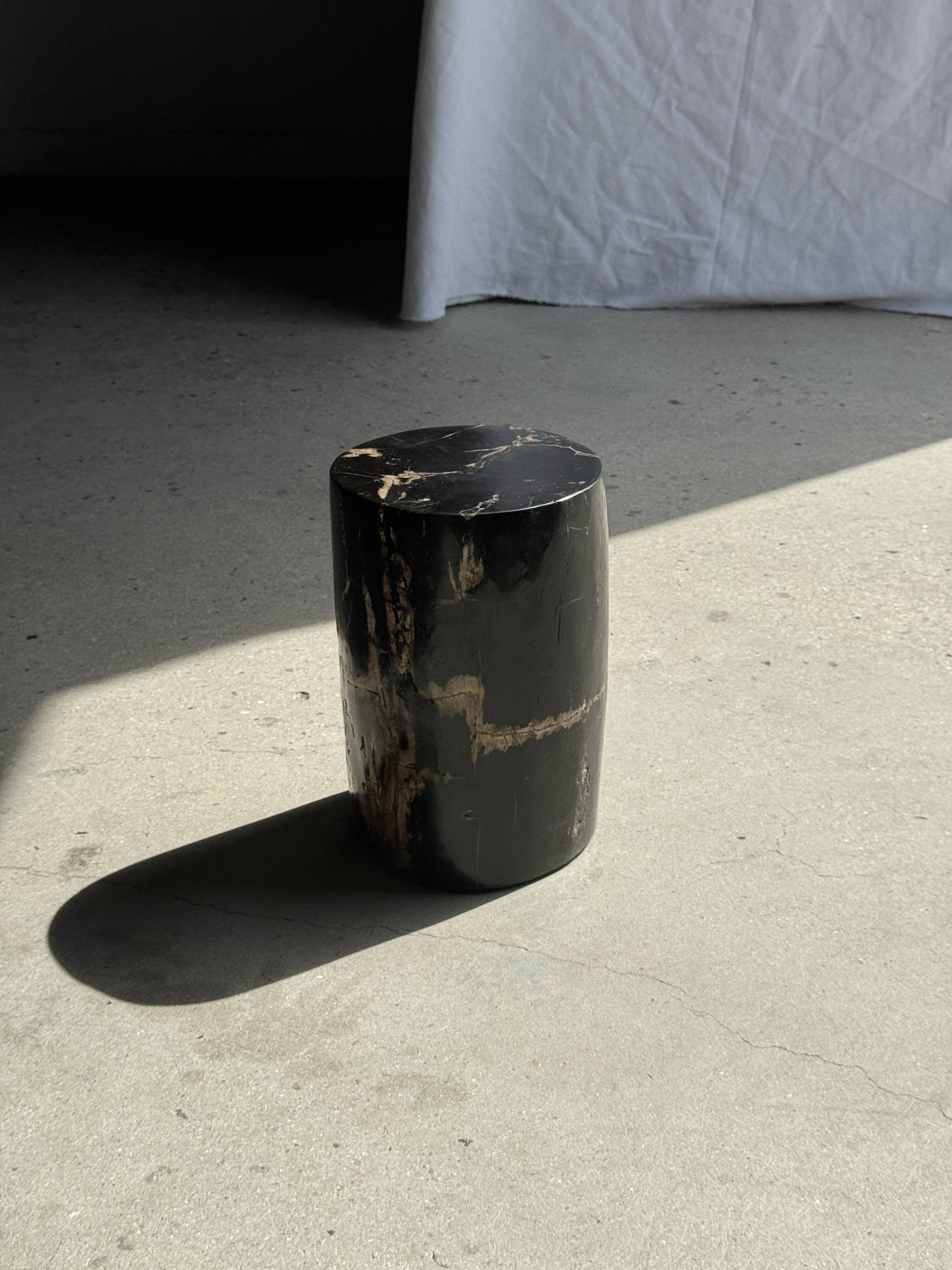 Small side table in black petrified wood with stripes and beige bottom H28.