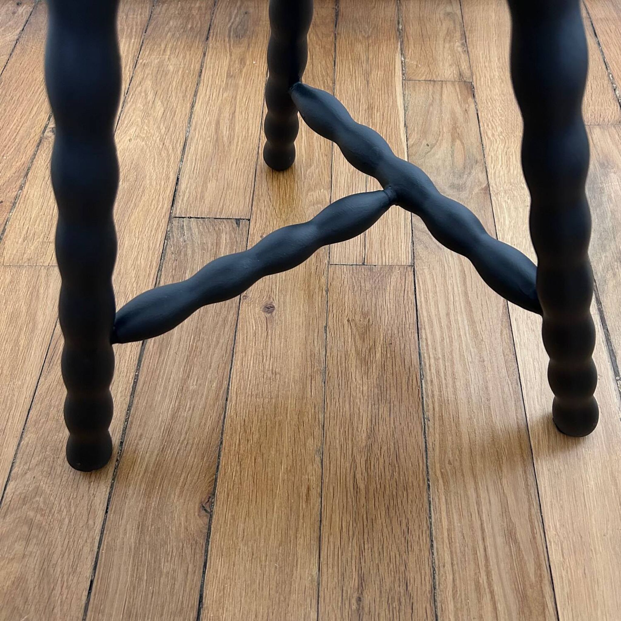 Tabouret tripode pieds bobines