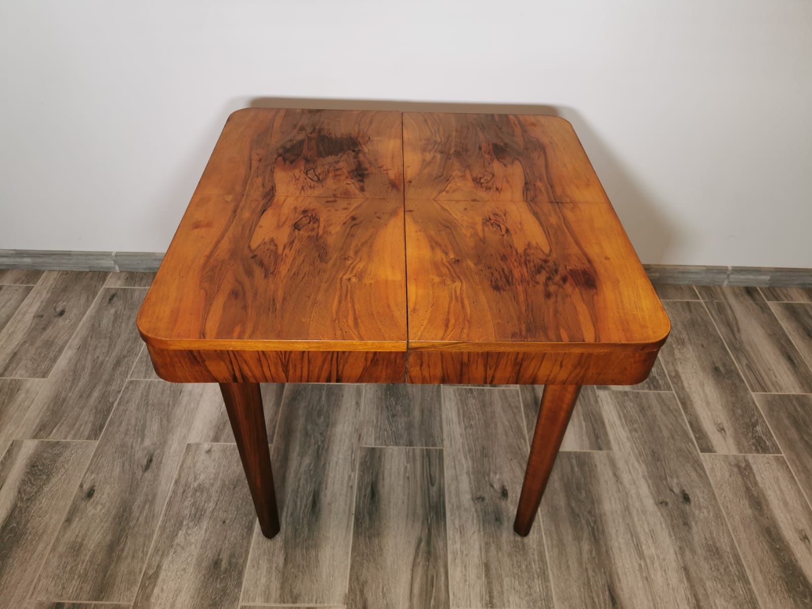 Table à manger par Jindrich Halabala
