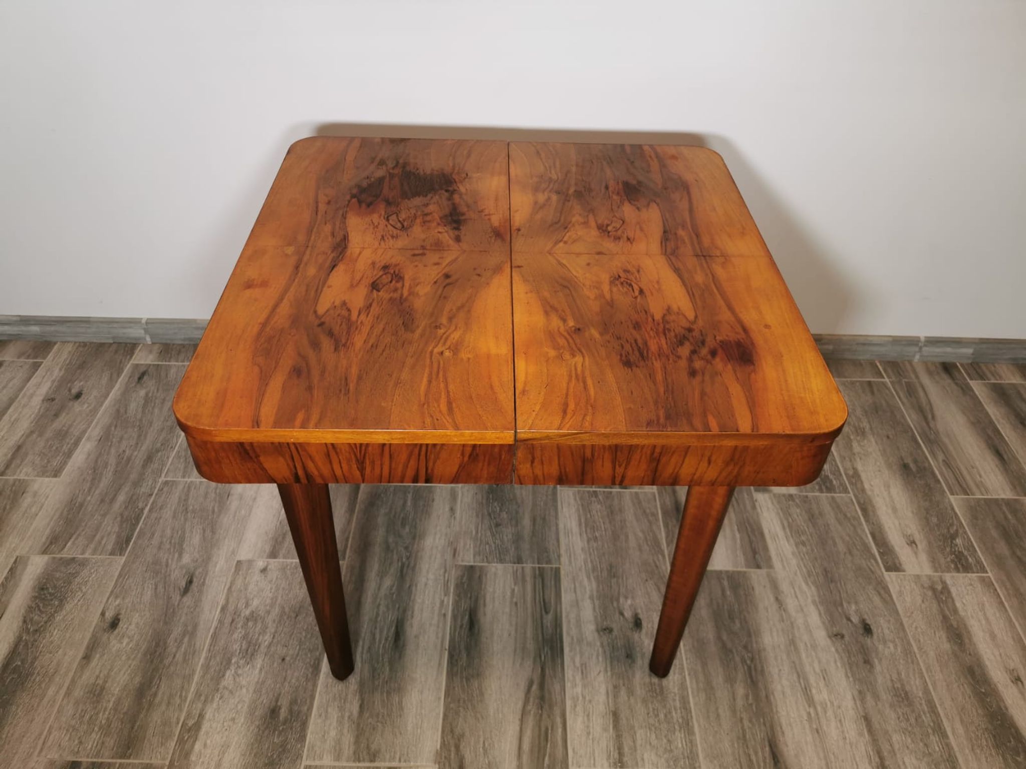 Table à manger par Jindrich Halabala