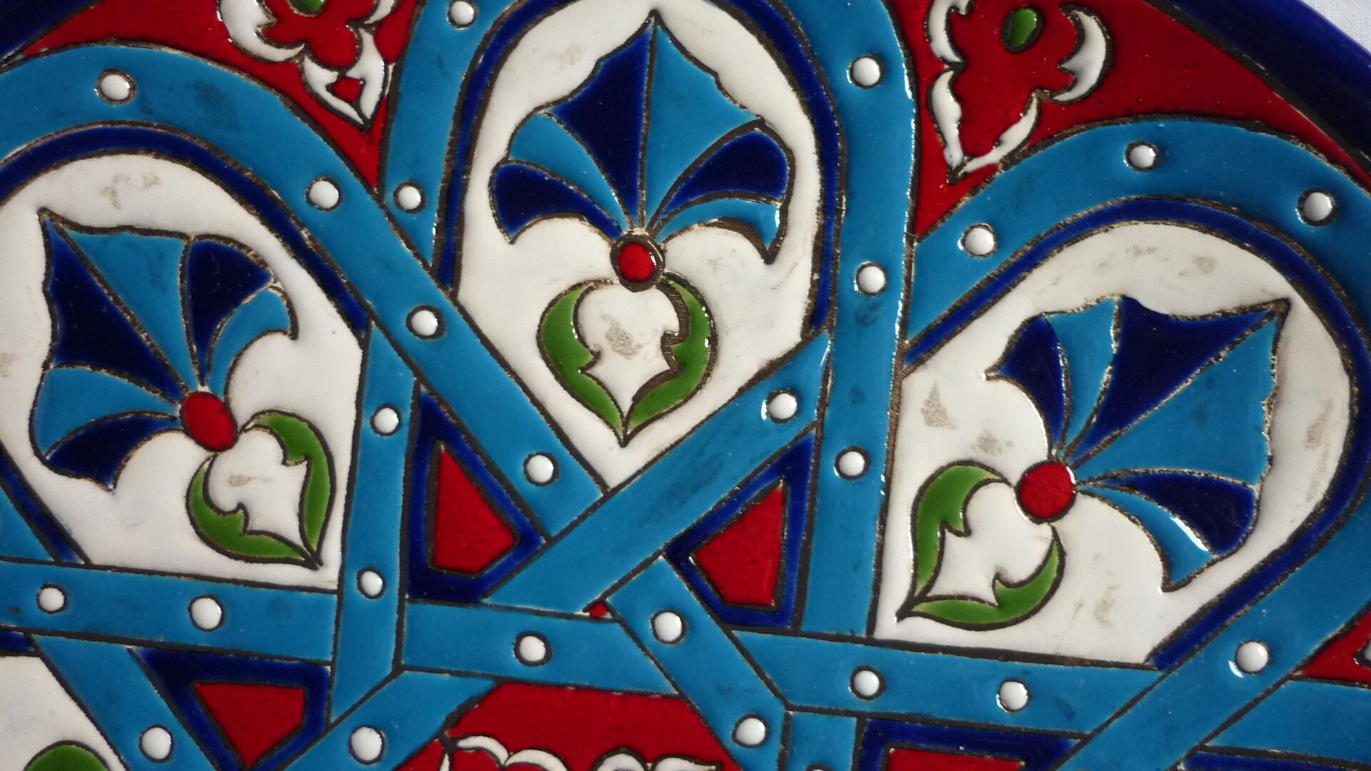 Flat enamelled geometrical patterns