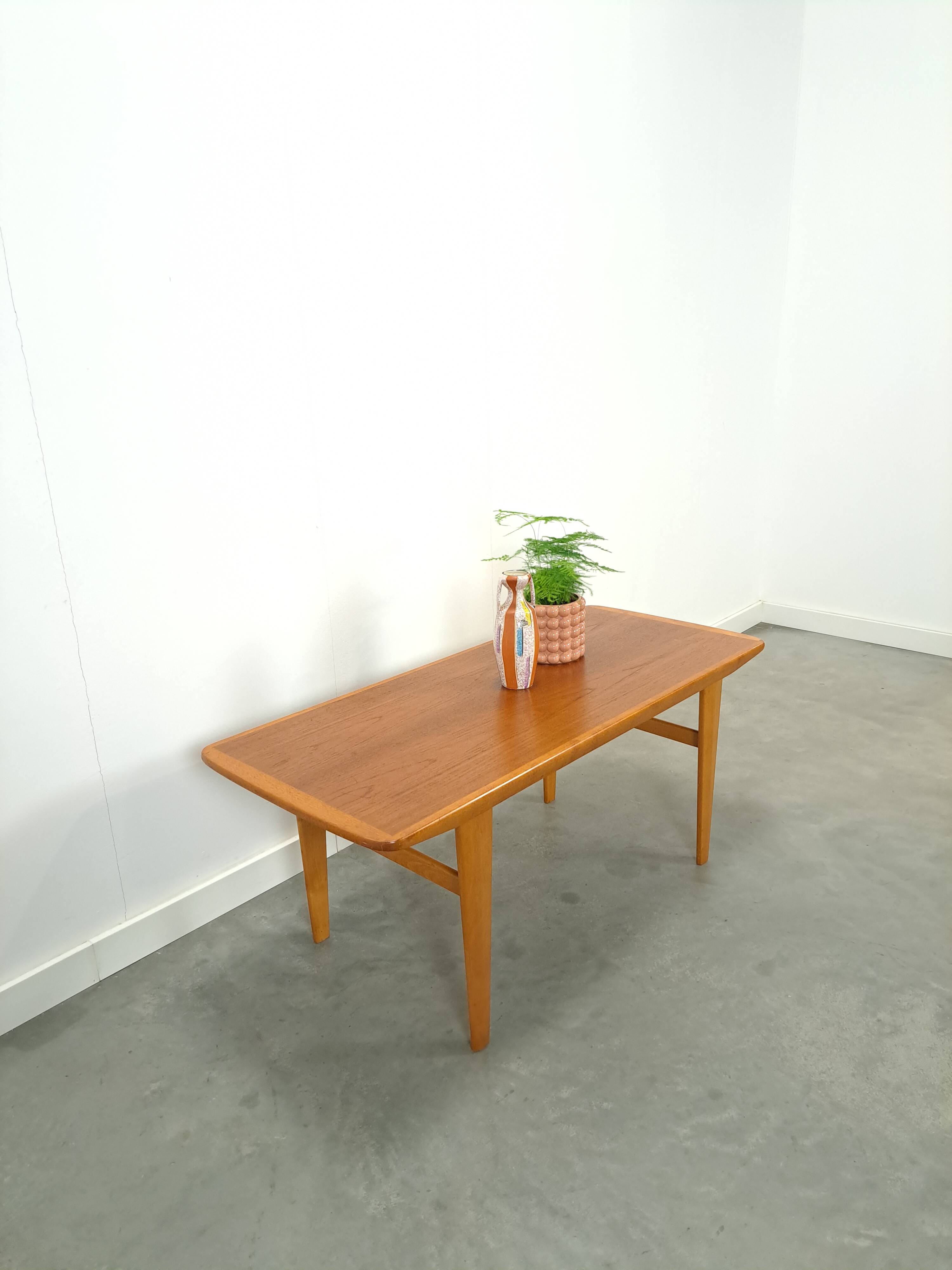 Table basse en placage de Suède vintage