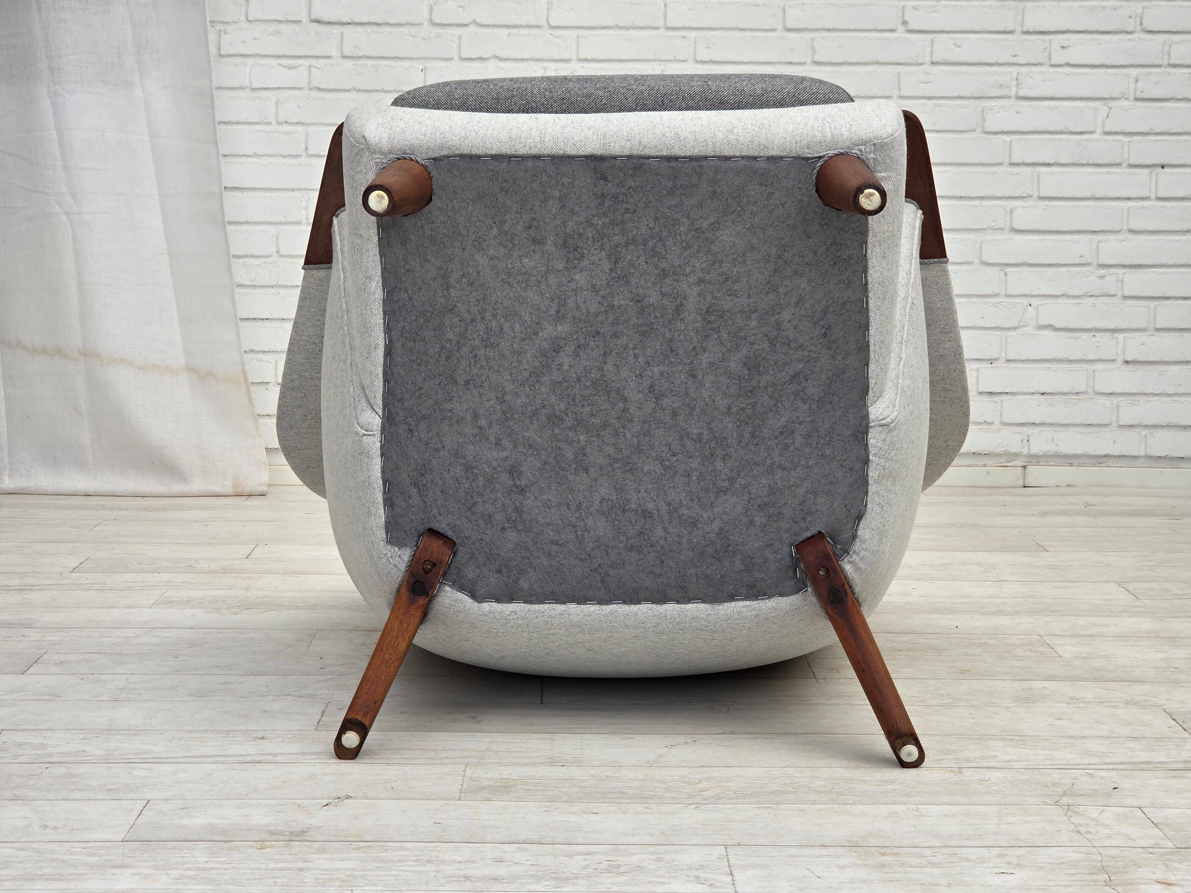 Fauteuil danois à dossier haut avec tabouret, années 1970, laine, bois de teck.