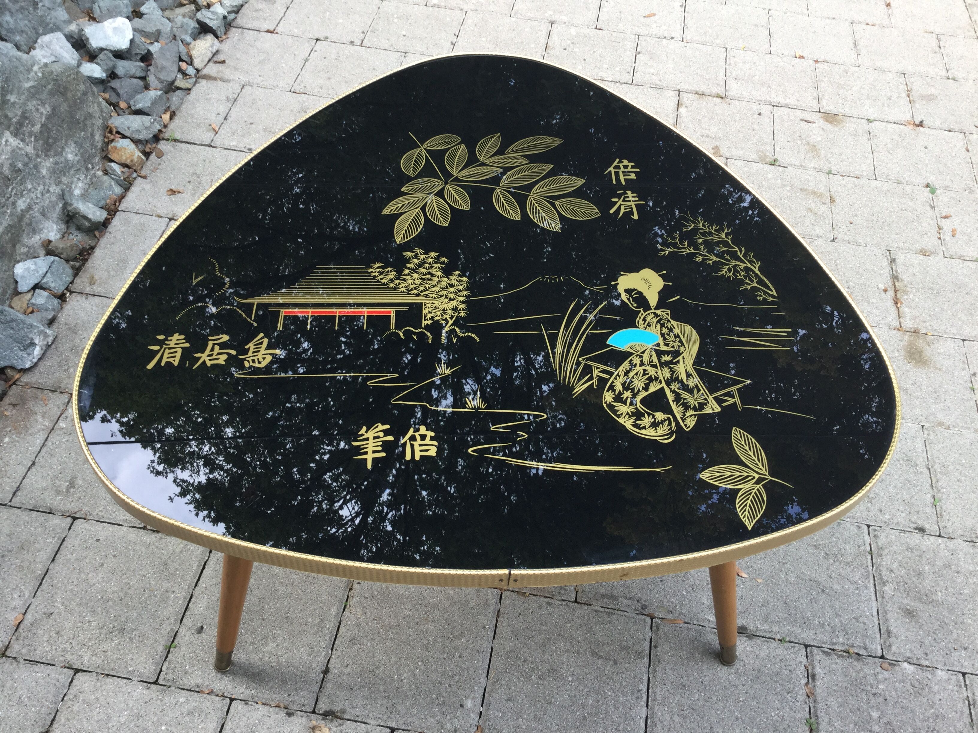 Tripod table presentation