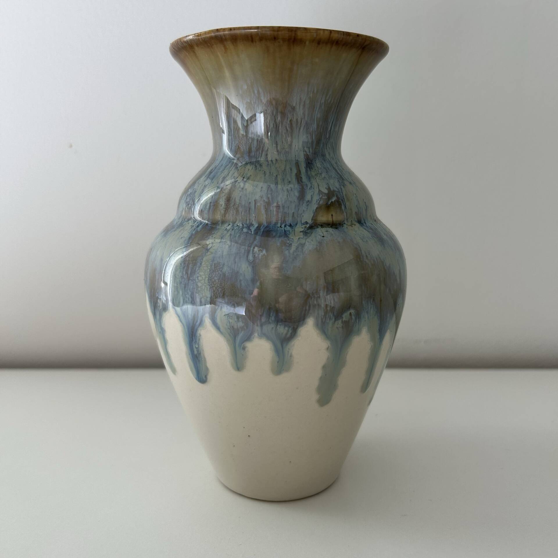 Vase aux coulures bleutées 