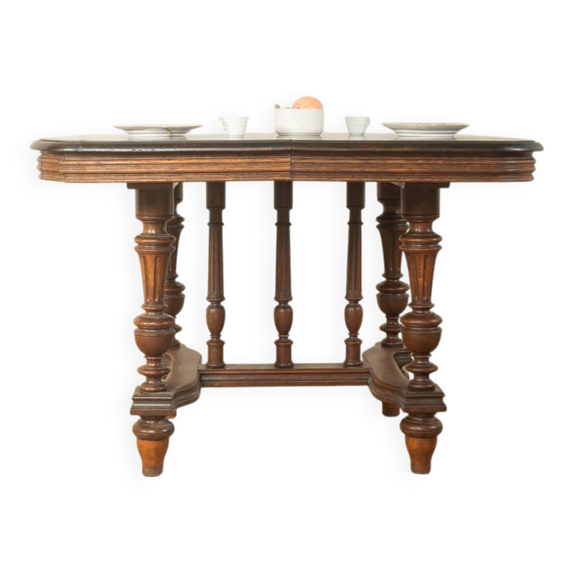 Table à manger antique de la période Gründerzeit, vers 1880, en chêne massif.