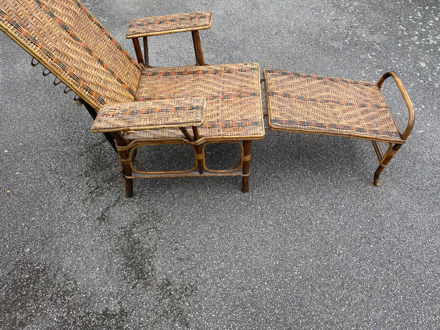 Wicker chaise longue