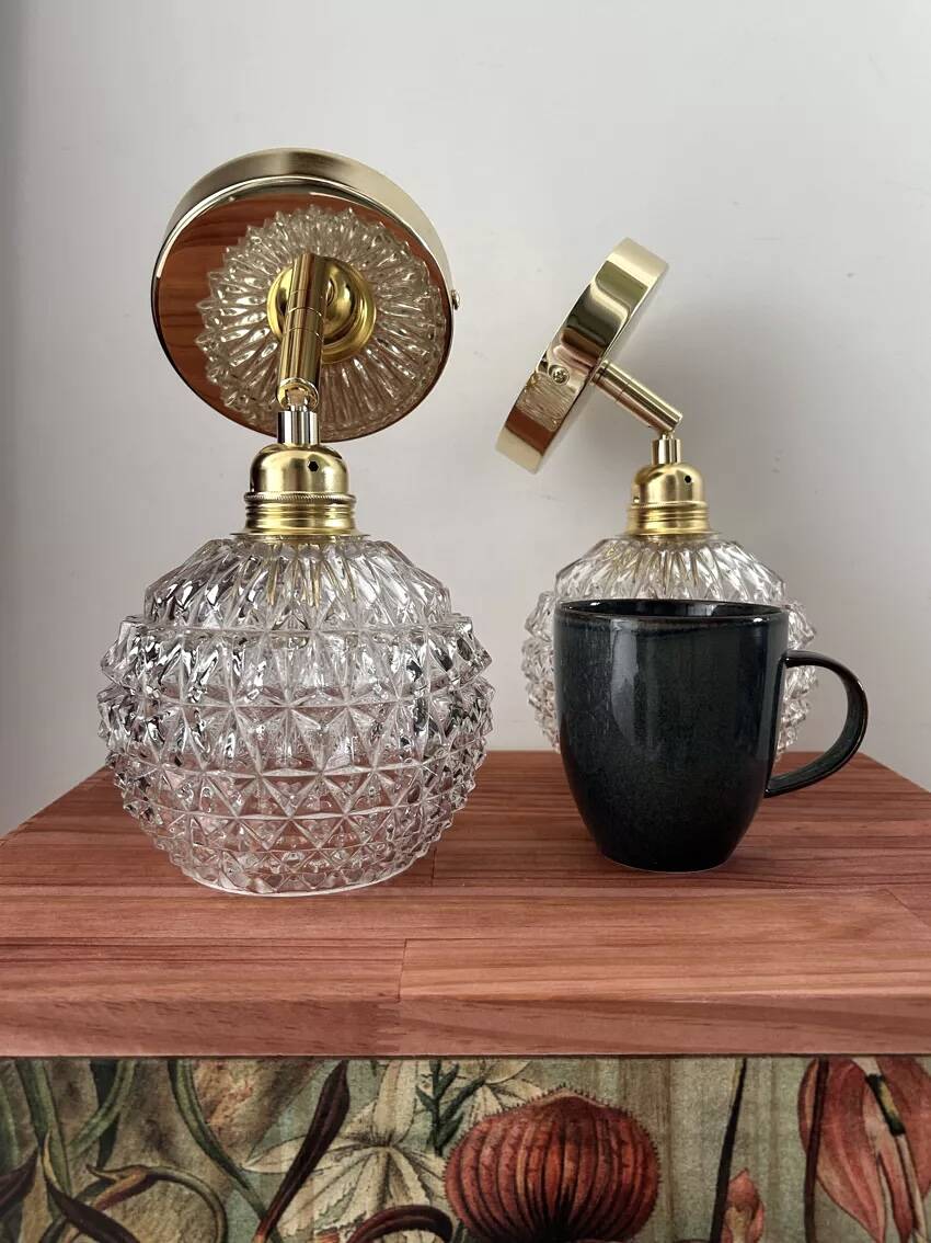 Paire d’appliques murales globes en verre ciselé