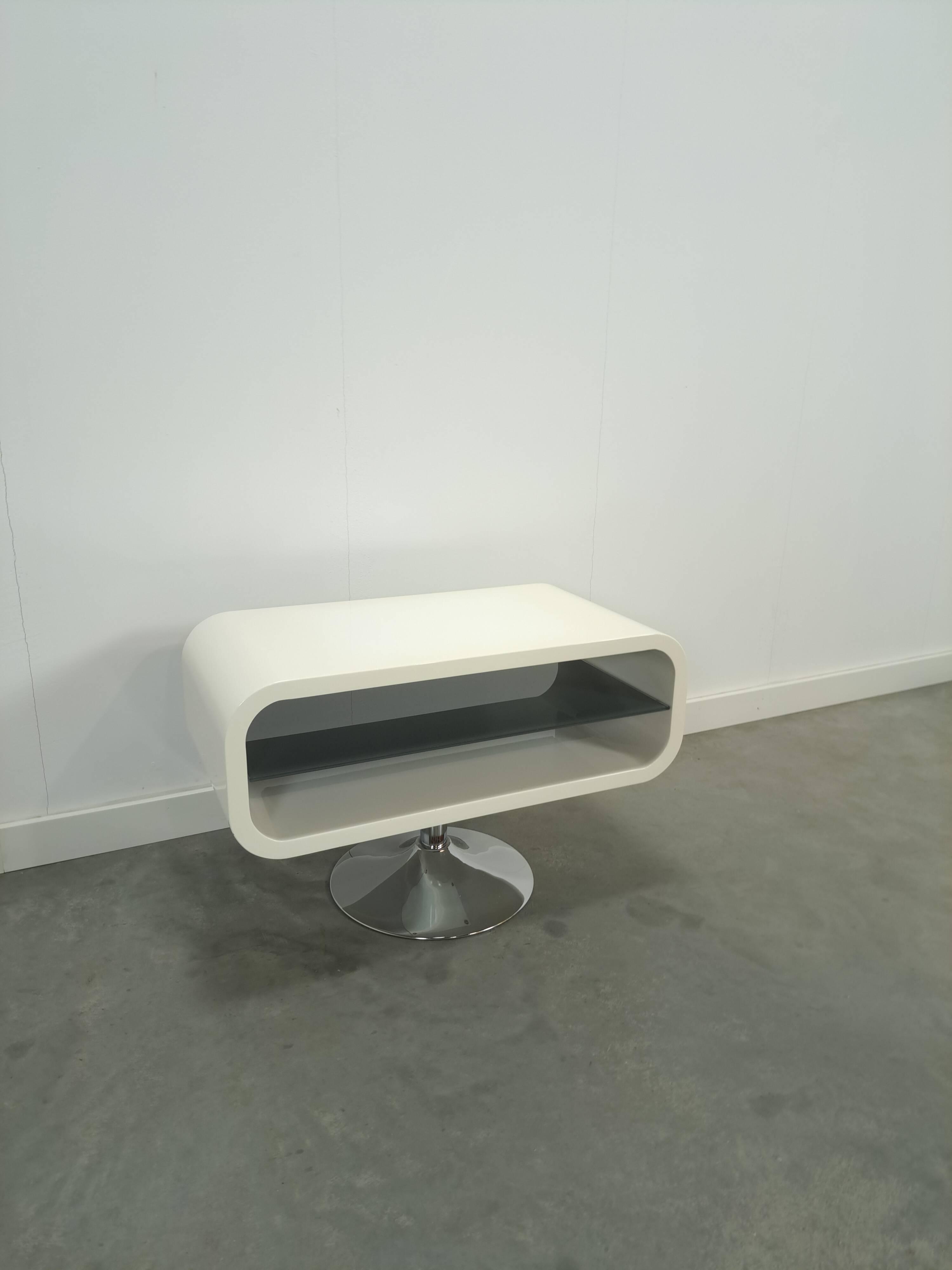 Witte tafel met afgeronde hoeken en glassen blade, tv meubel