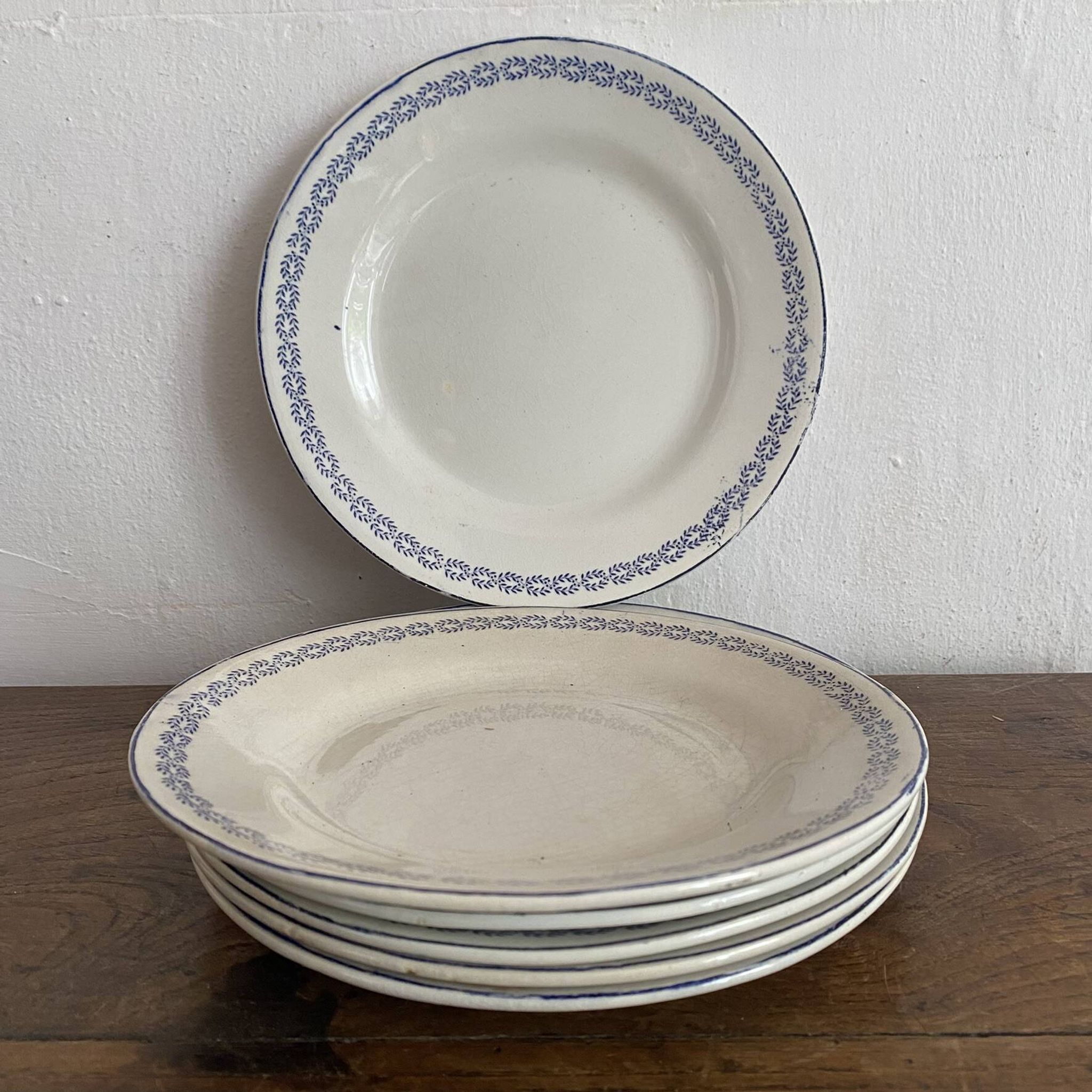Dessert plates in earthenware from Creil and Montereau Reuil service.