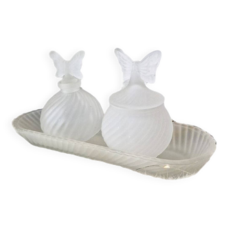 Set de salle de bain vintage avec plateau et flacons en verre givré papillon