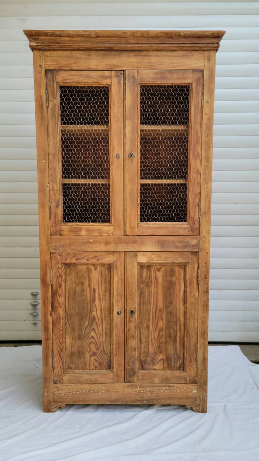 Wooden mesh linen cupboard