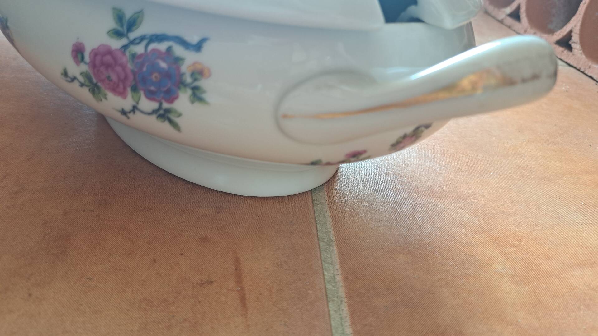 Soupière de la manufacture Michelaud Frères (M. Frères), située à Limo