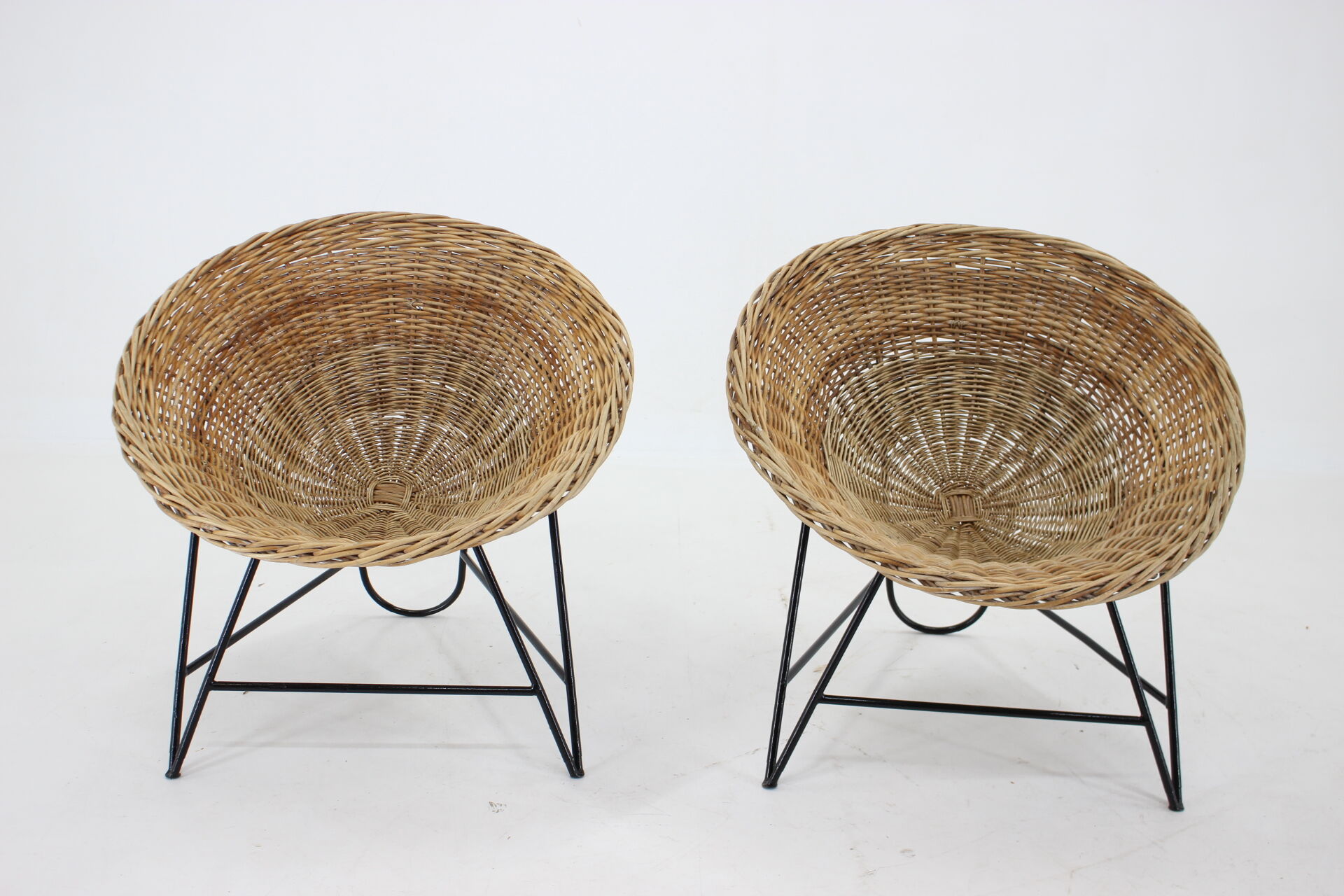 1960s pair of rattan woven basket chair with hairpin legs