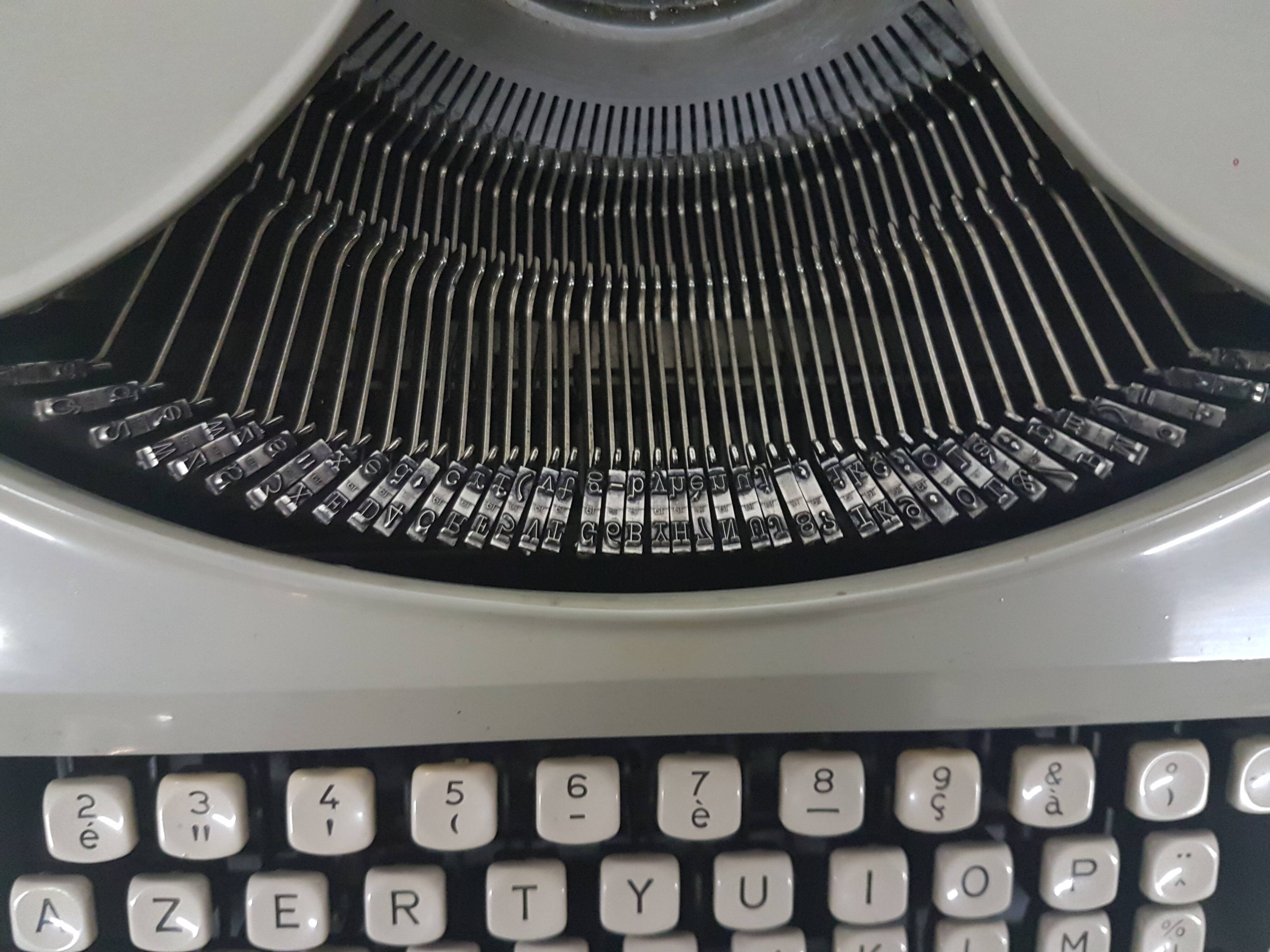Portable Polyjo Super 75 typewriter