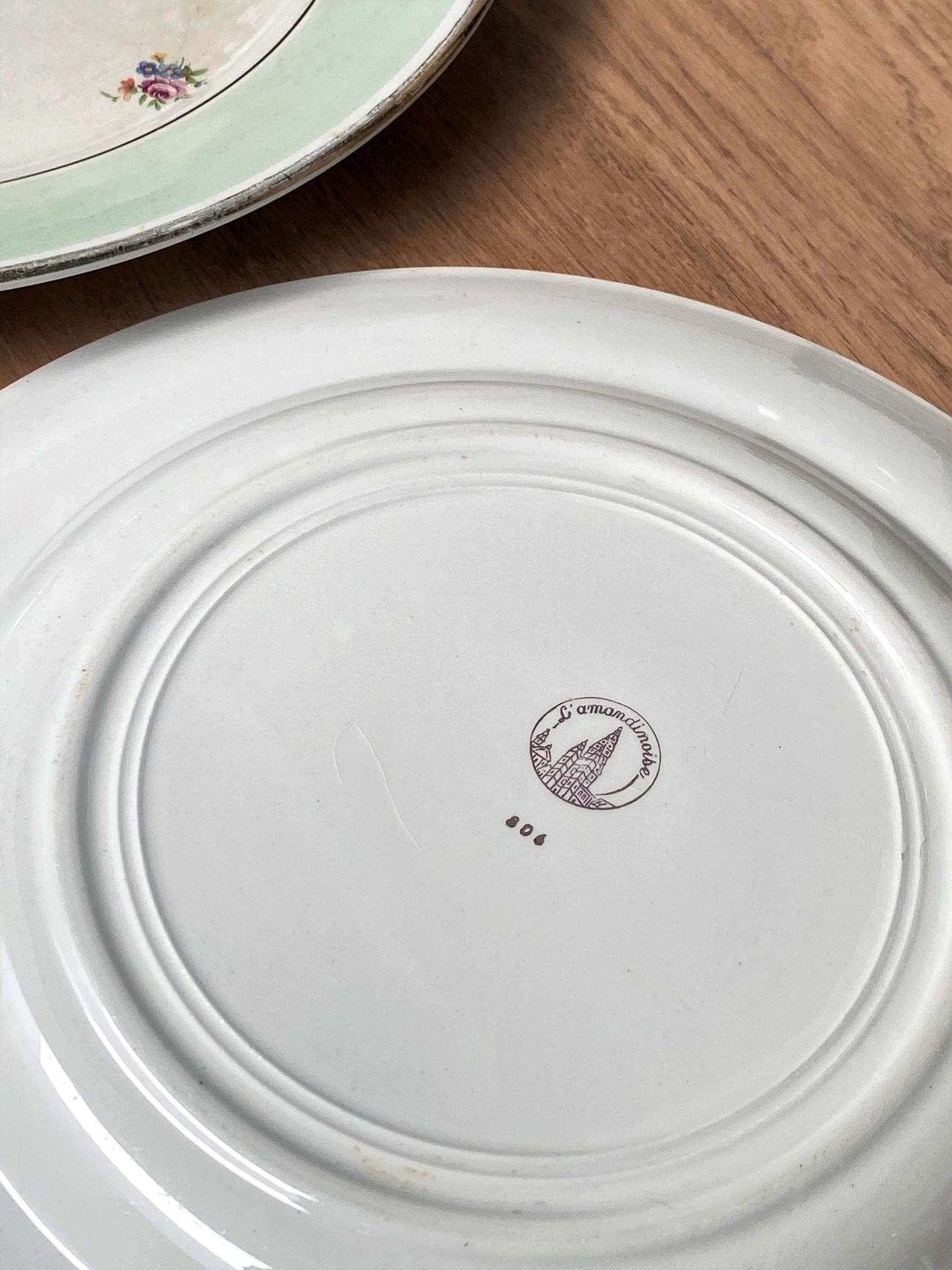 Set of 2 mismatched serving dishes