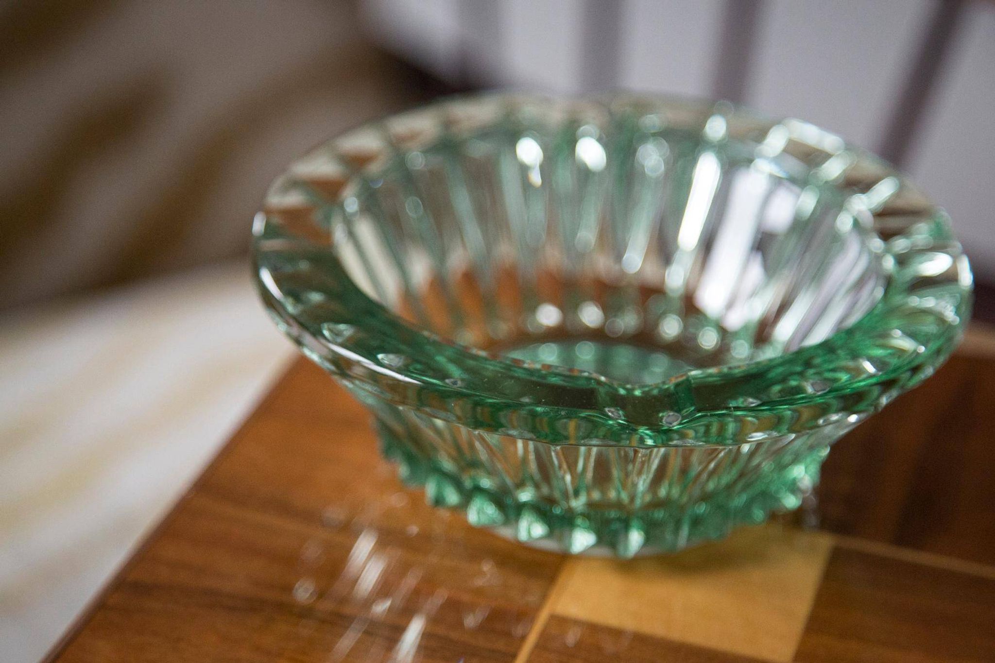Green crystal glass bowl ashtray, mid-century, Italy, 1970s.