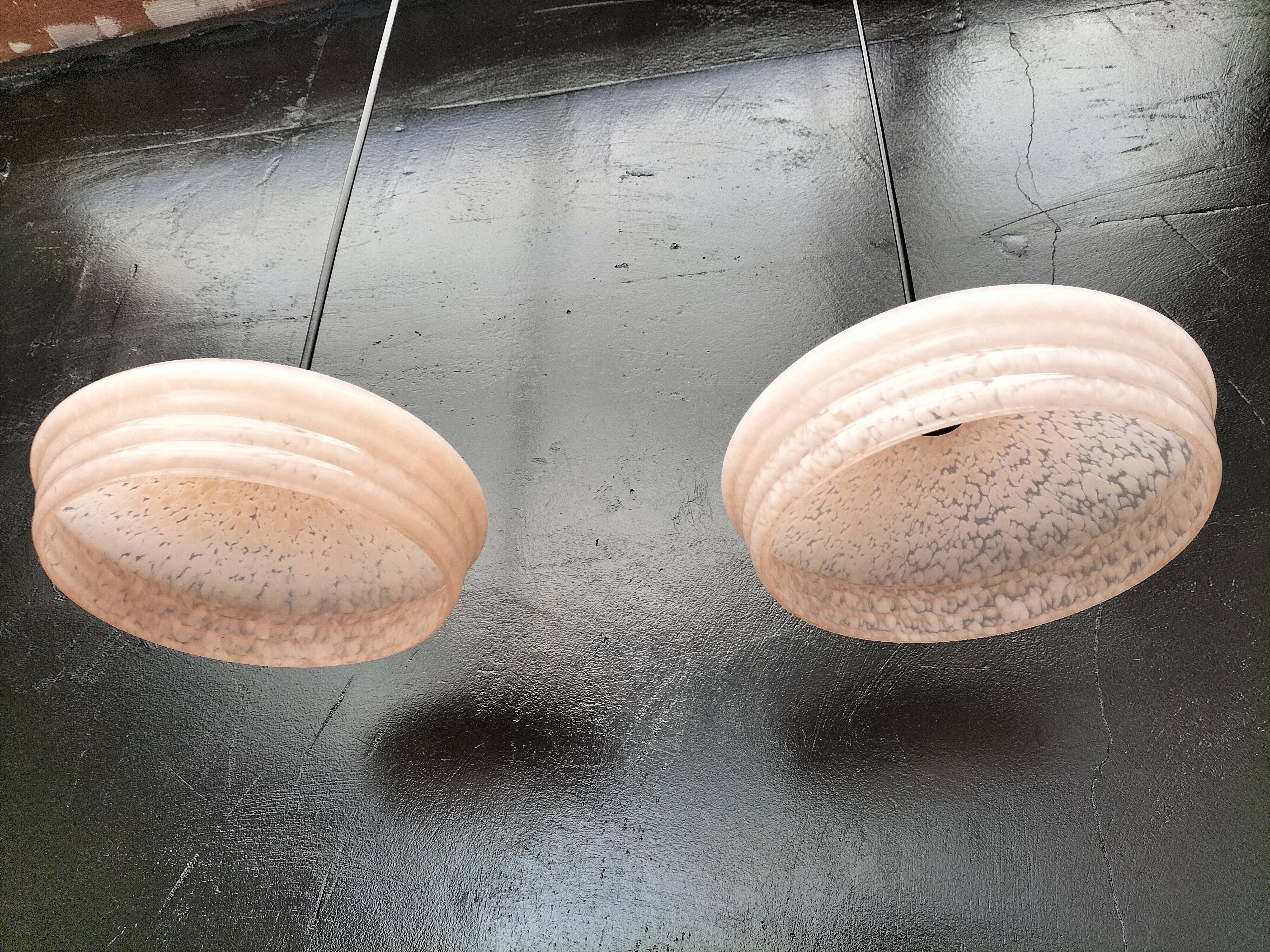 Paire de suspensions en opaline