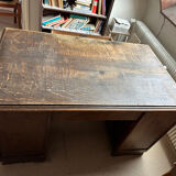 Bureau ancien en bois avec tiroirs.